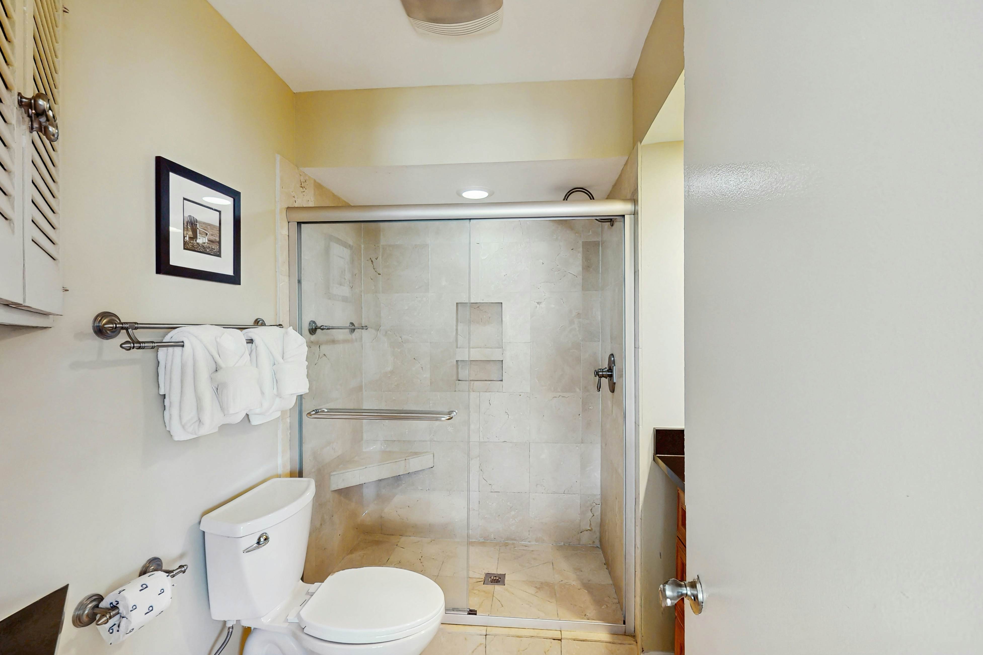 Professionally-decorated villa w/beautiful ocean views and shared pool & grill