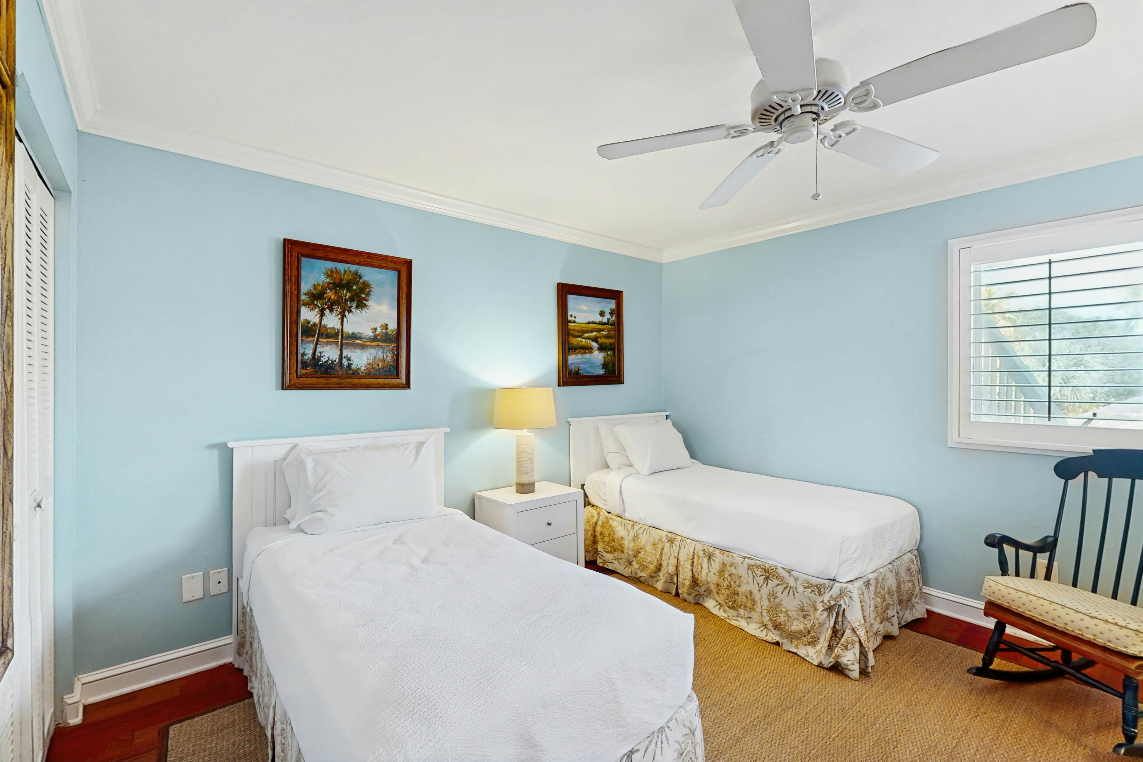 Professionally-decorated villa w/beautiful ocean views and shared pool & grill