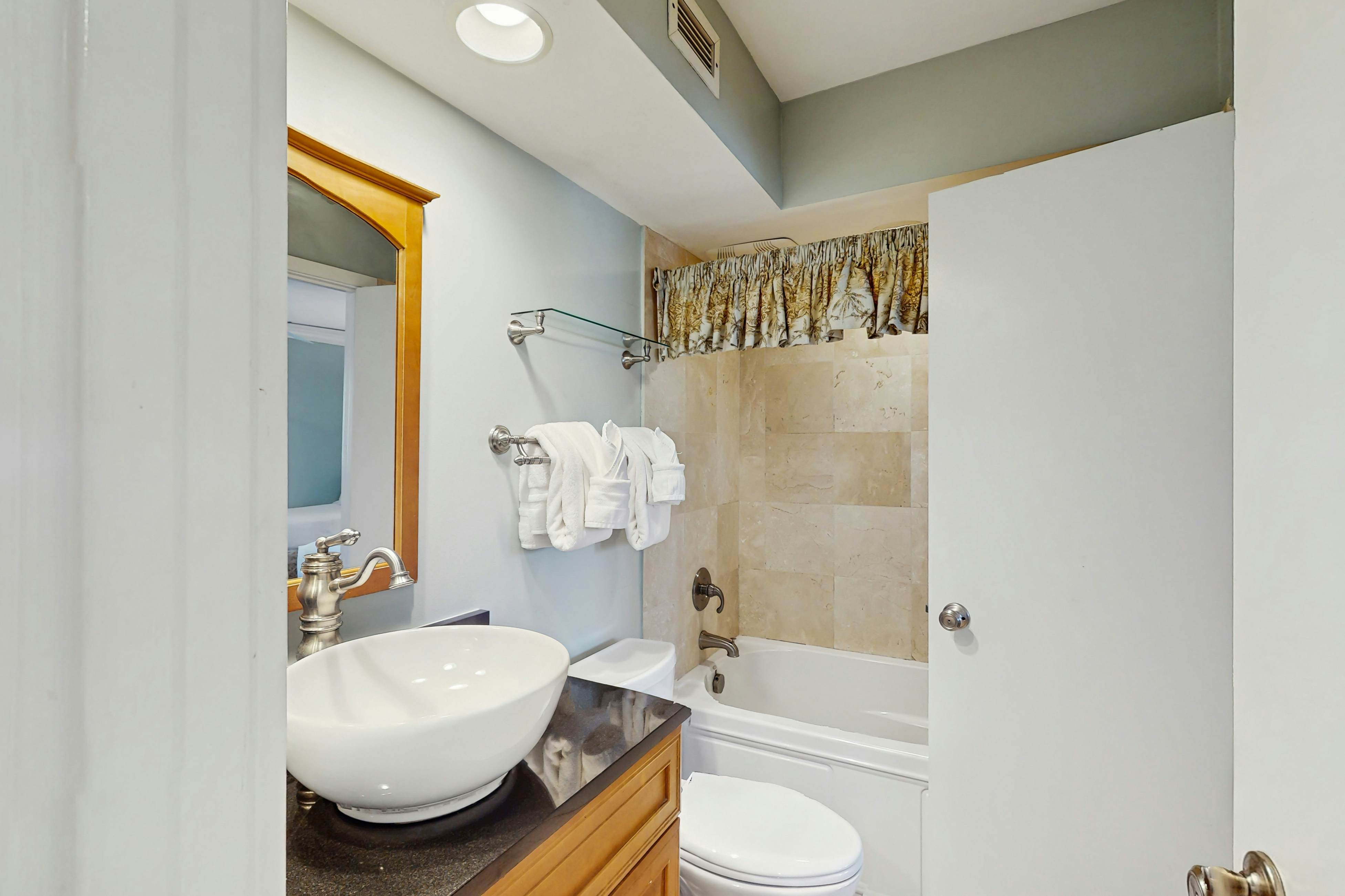 Professionally-decorated villa w/beautiful ocean views and shared pool & grill