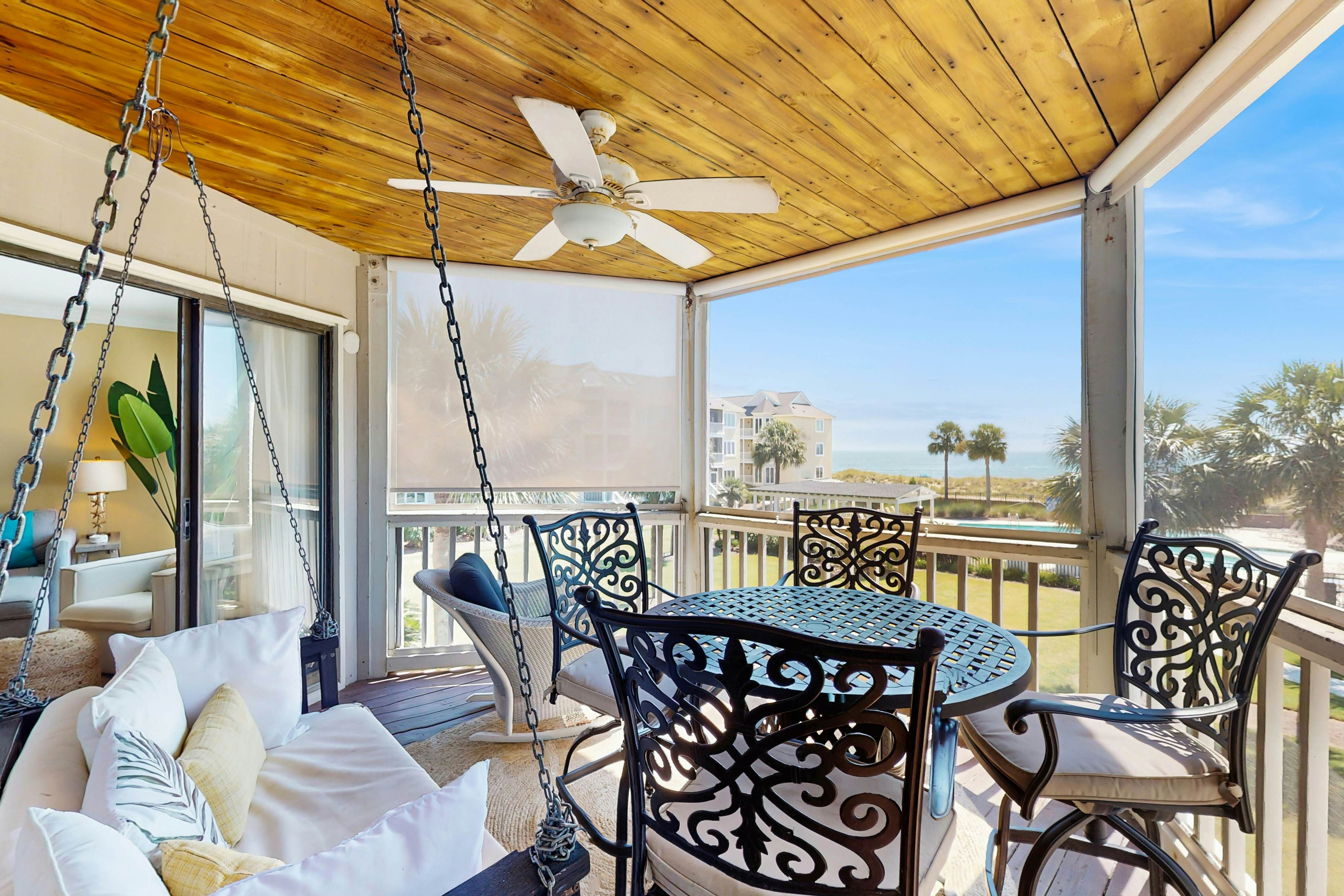 Professionally-decorated villa w/beautiful ocean views and shared pool & grill