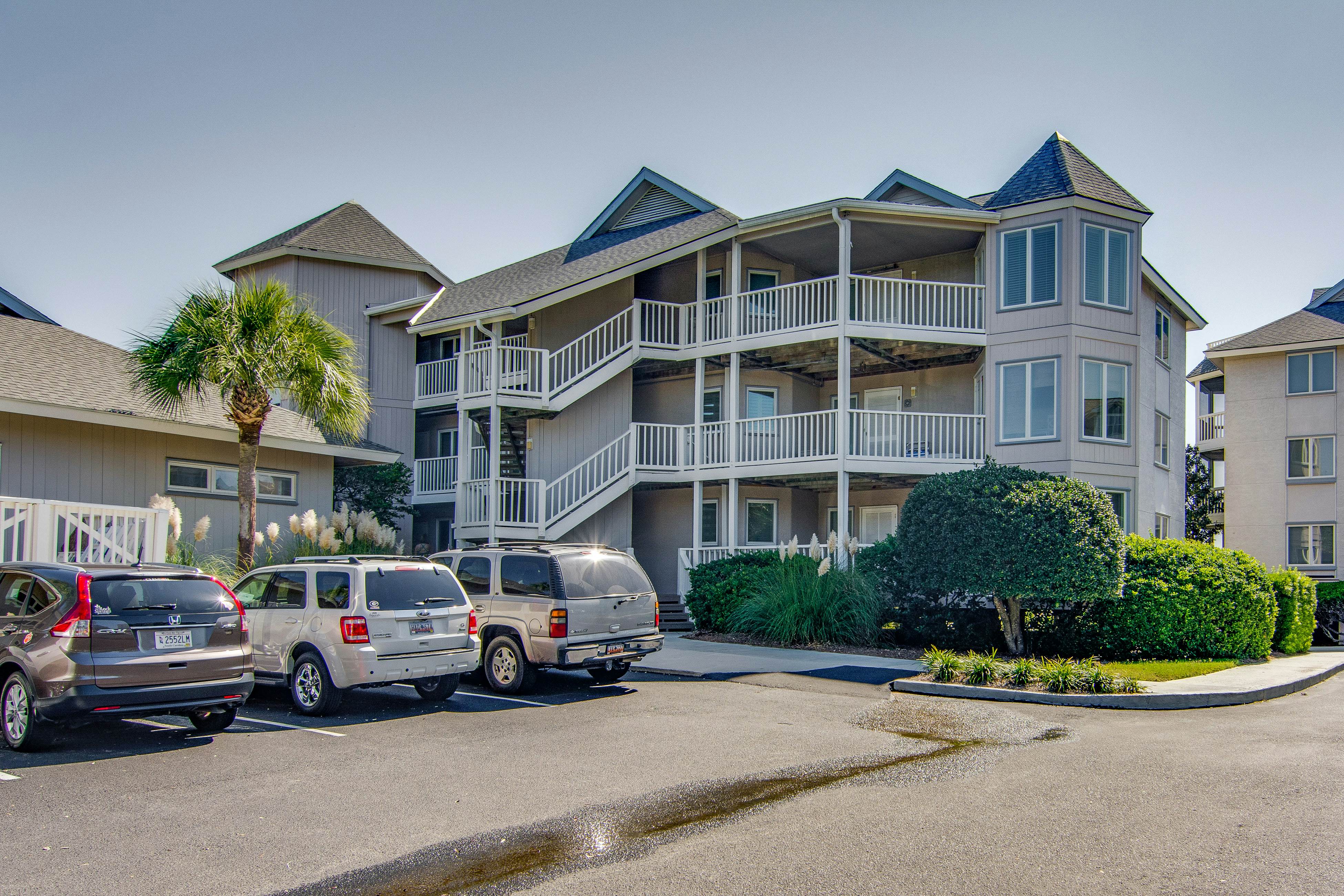 Professionally-decorated villa w/beautiful ocean views and shared pool & grill