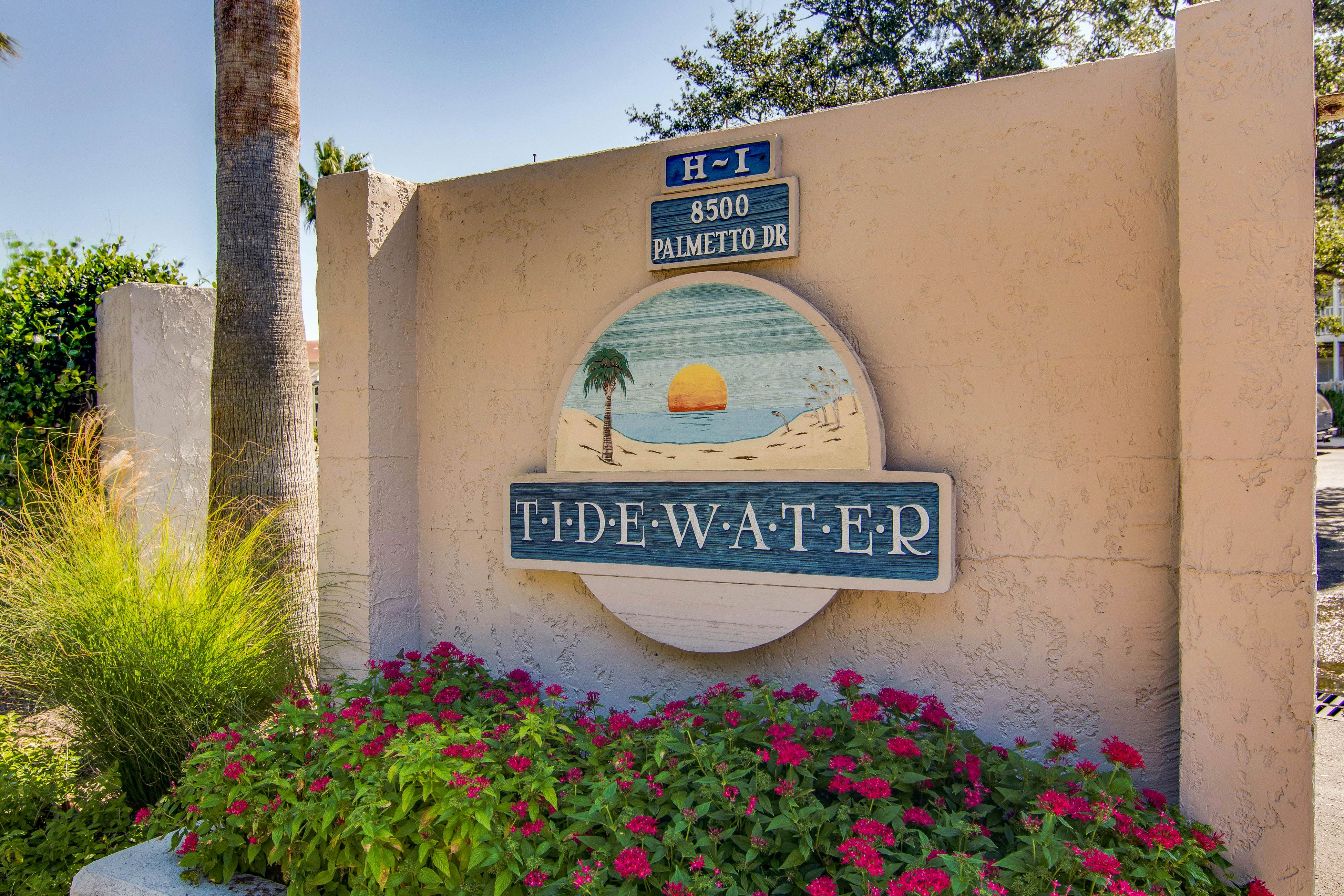 Professionally-decorated villa w/beautiful ocean views and shared pool & grill