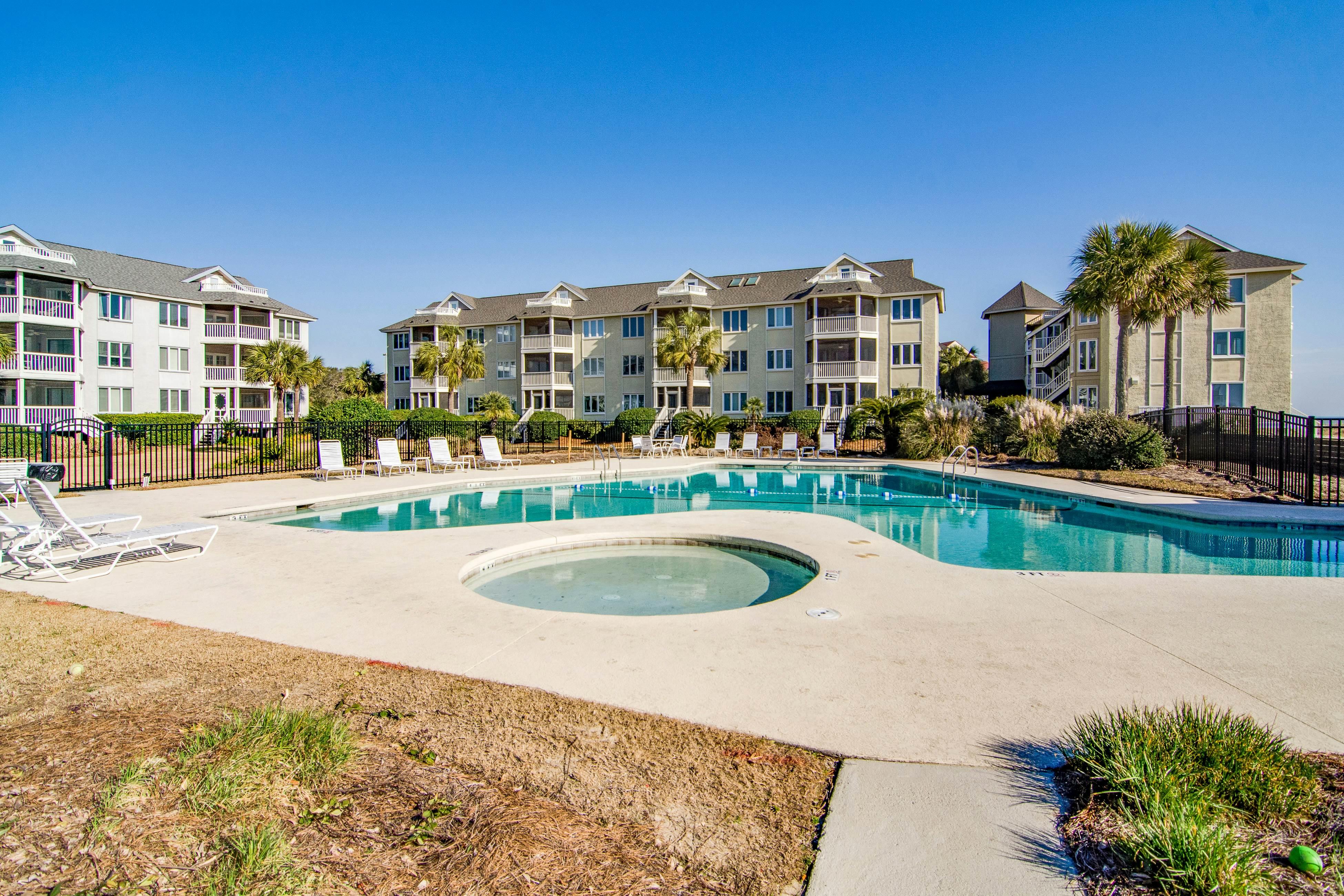 Professionally-decorated villa w/beautiful ocean views and shared pool & grill