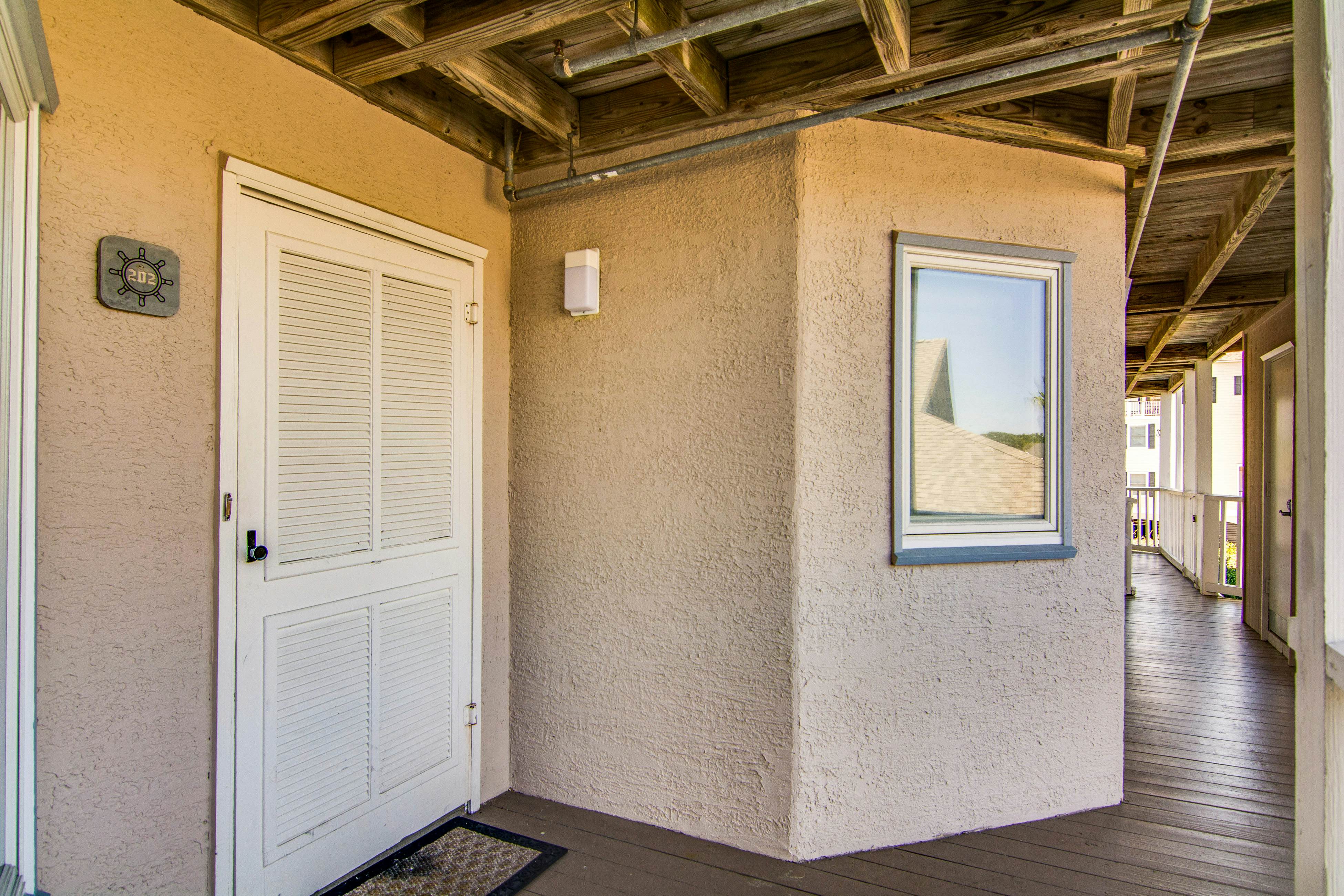 Professionally-decorated villa w/beautiful ocean views and shared pool & grill