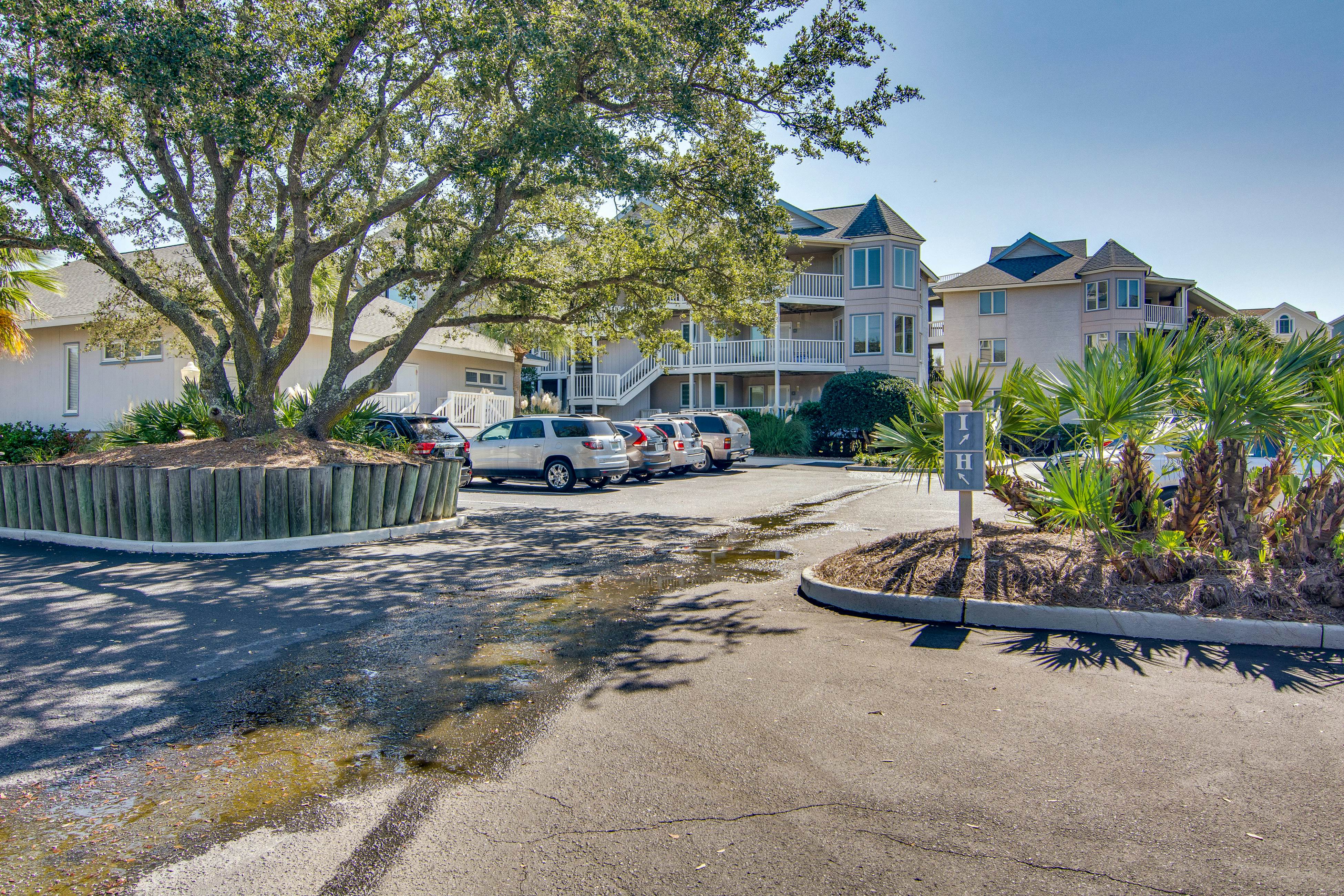 Professionally-decorated villa w/beautiful ocean views and shared pool & grill