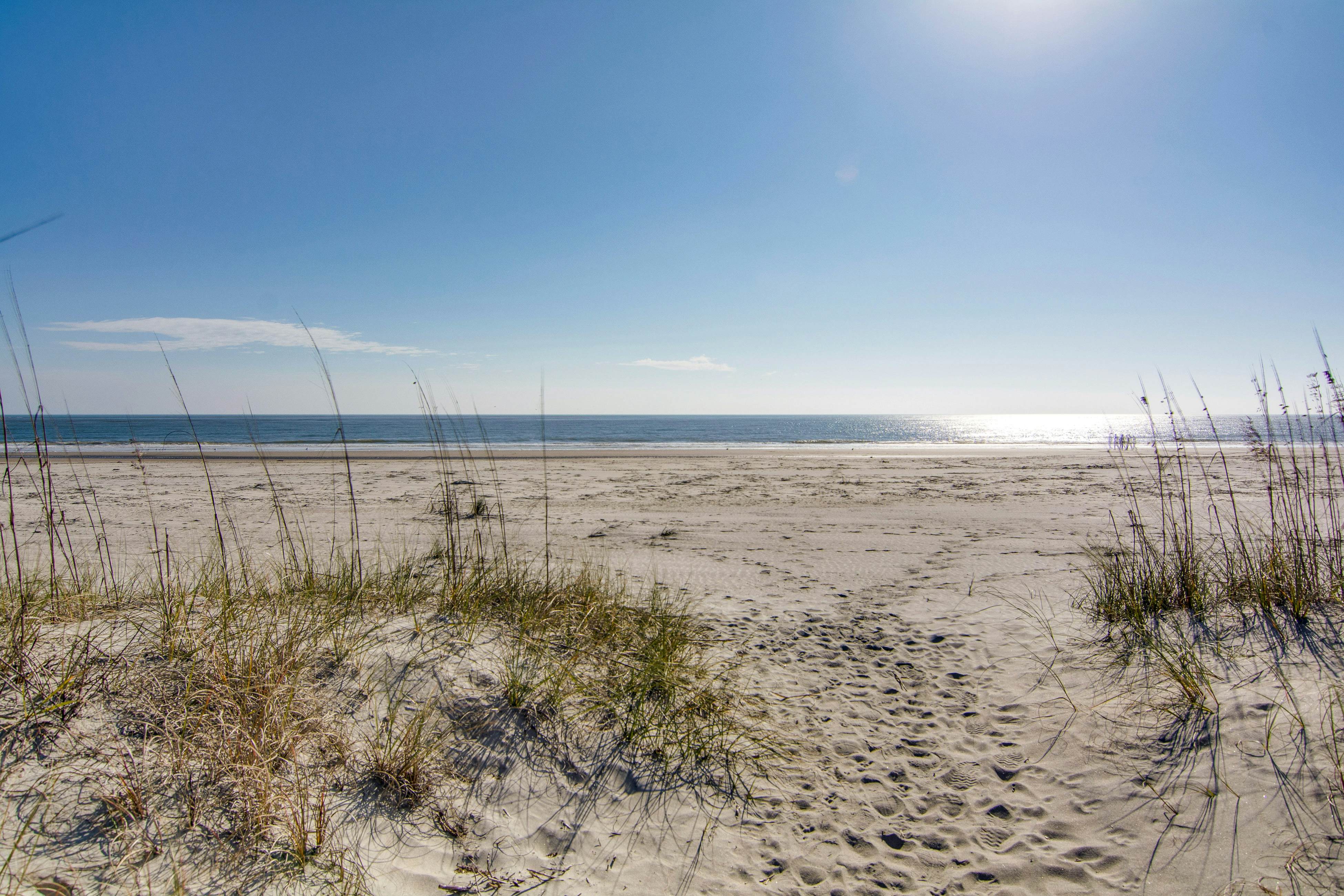 Professionally-decorated villa w/beautiful ocean views and shared pool & grill