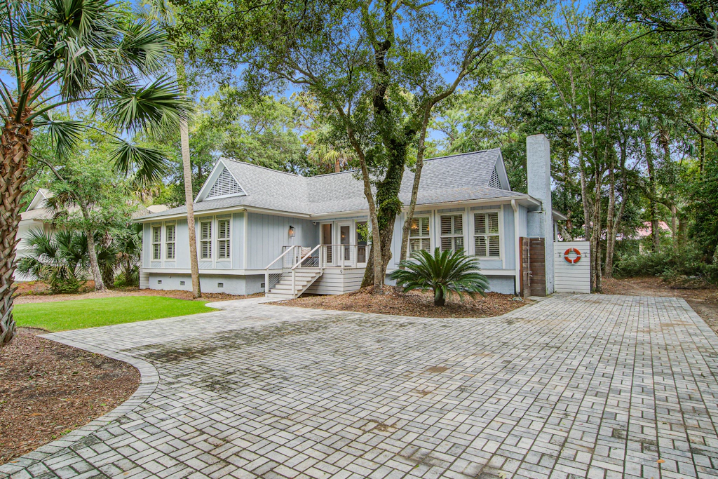 Stunning home, close to beach with large deck, pool & outdoor shower