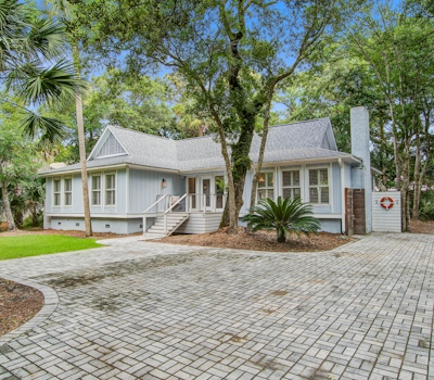 Stunning home, close to beach with large deck, pool & outdoor shower
