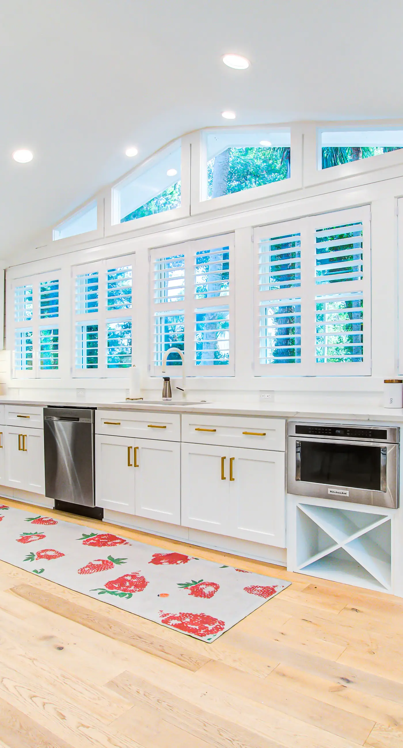 Stunning home, close to beach with large deck, pool & outdoor shower