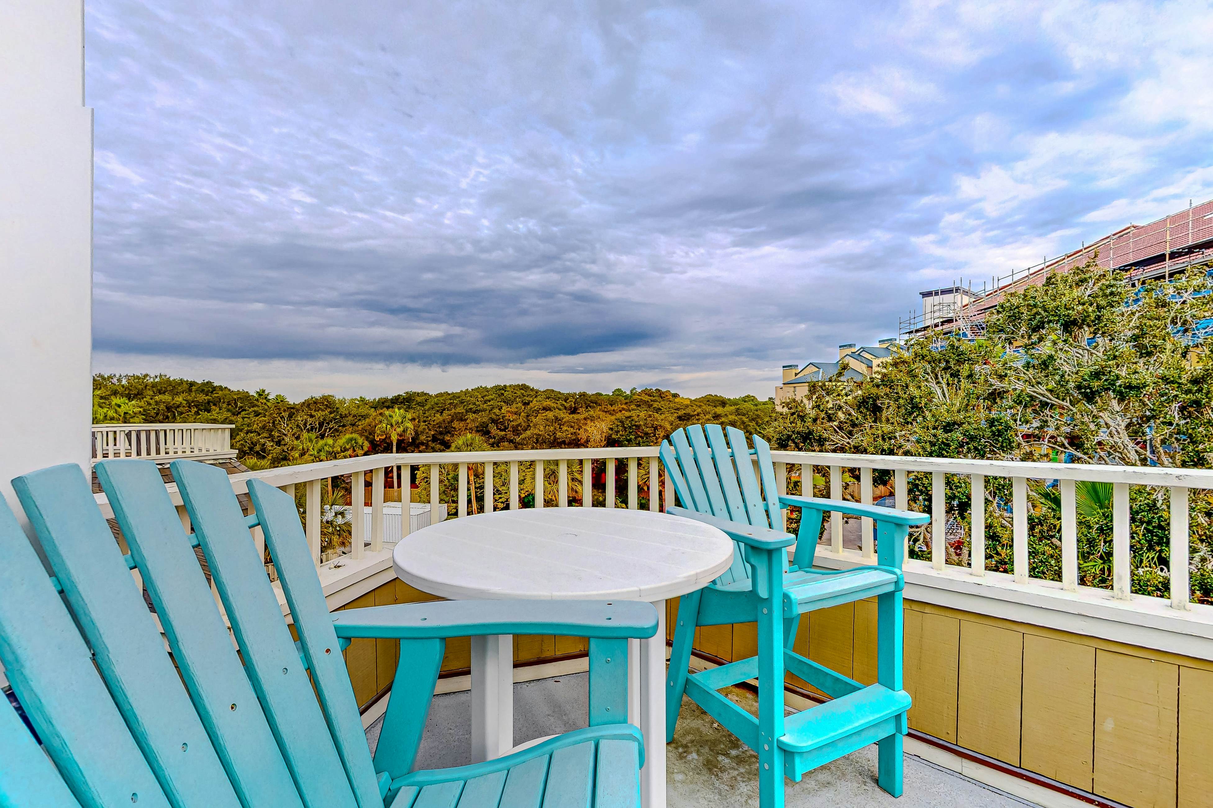 Two-story condo near beach with on-site pool & screened deck