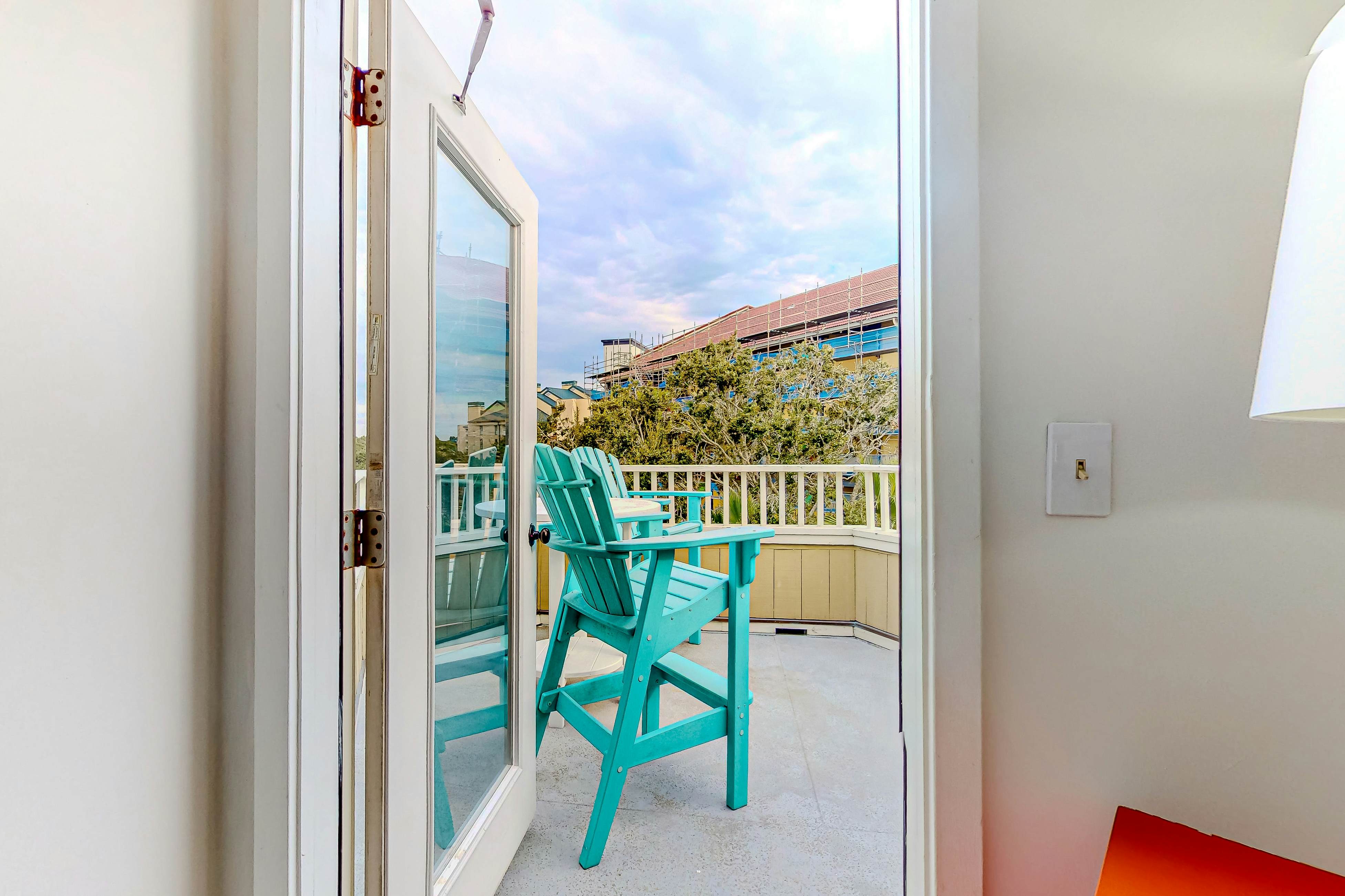 Two-story condo near beach with on-site pool & screened deck