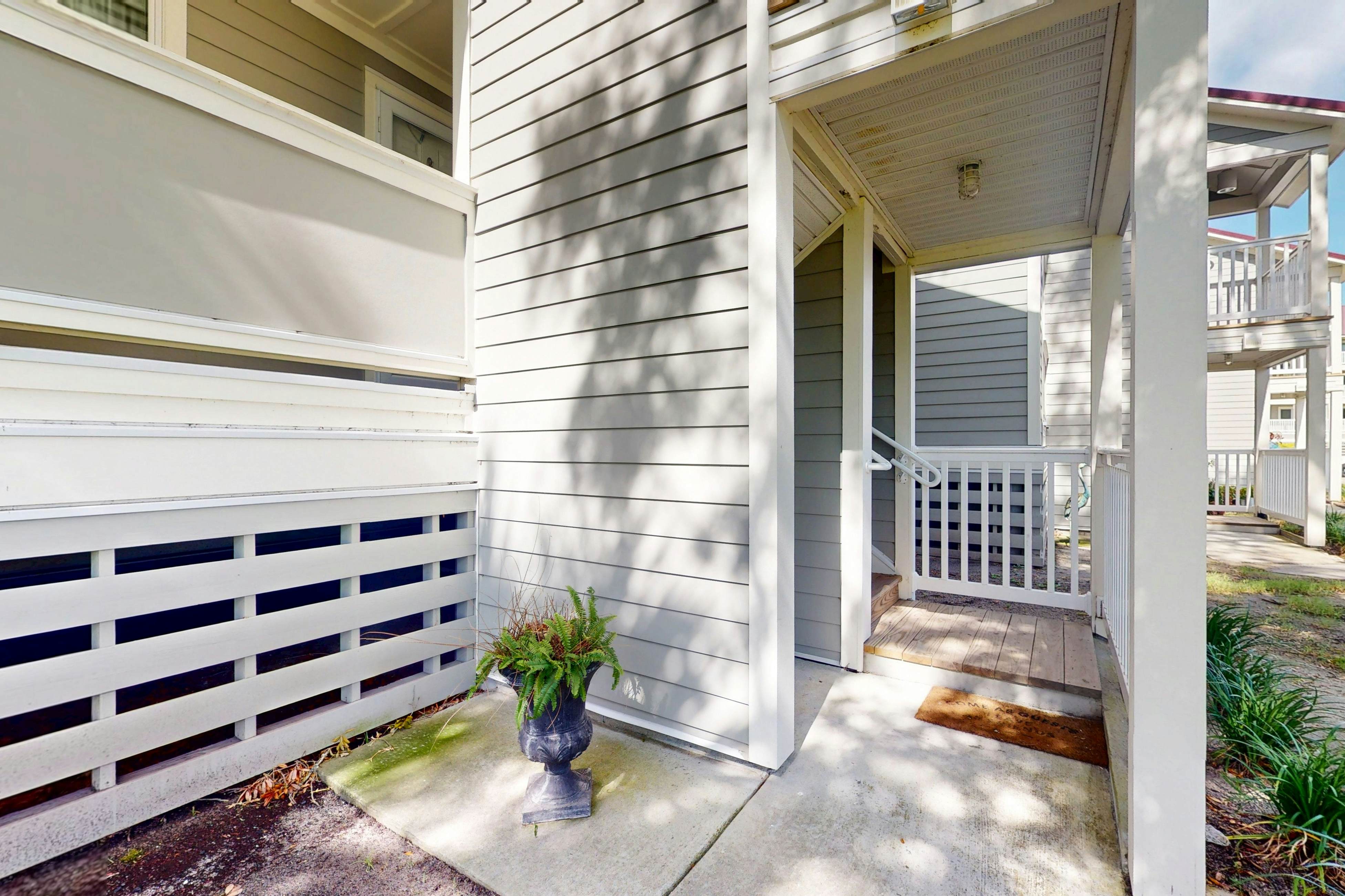 1st-floor riverfront condo w/spectacular river views, balcony, and central AC