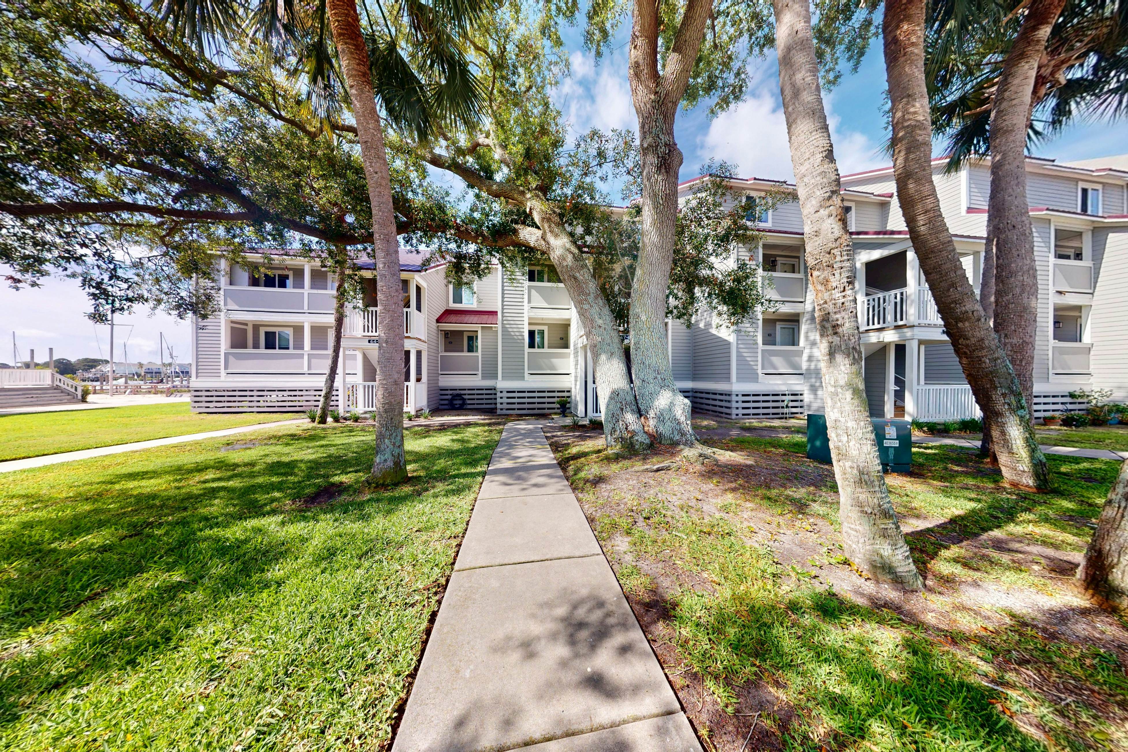 1st-floor riverfront condo w/spectacular river views, balcony, and central AC