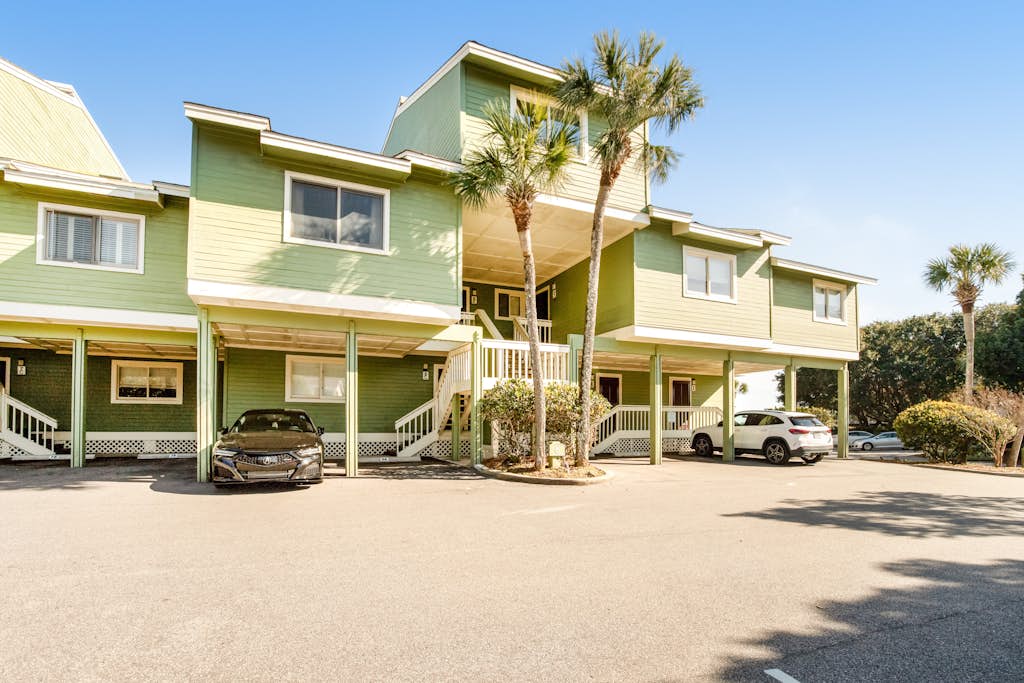 Townhouse-style villa with screened porch & pool access - short walk to beach