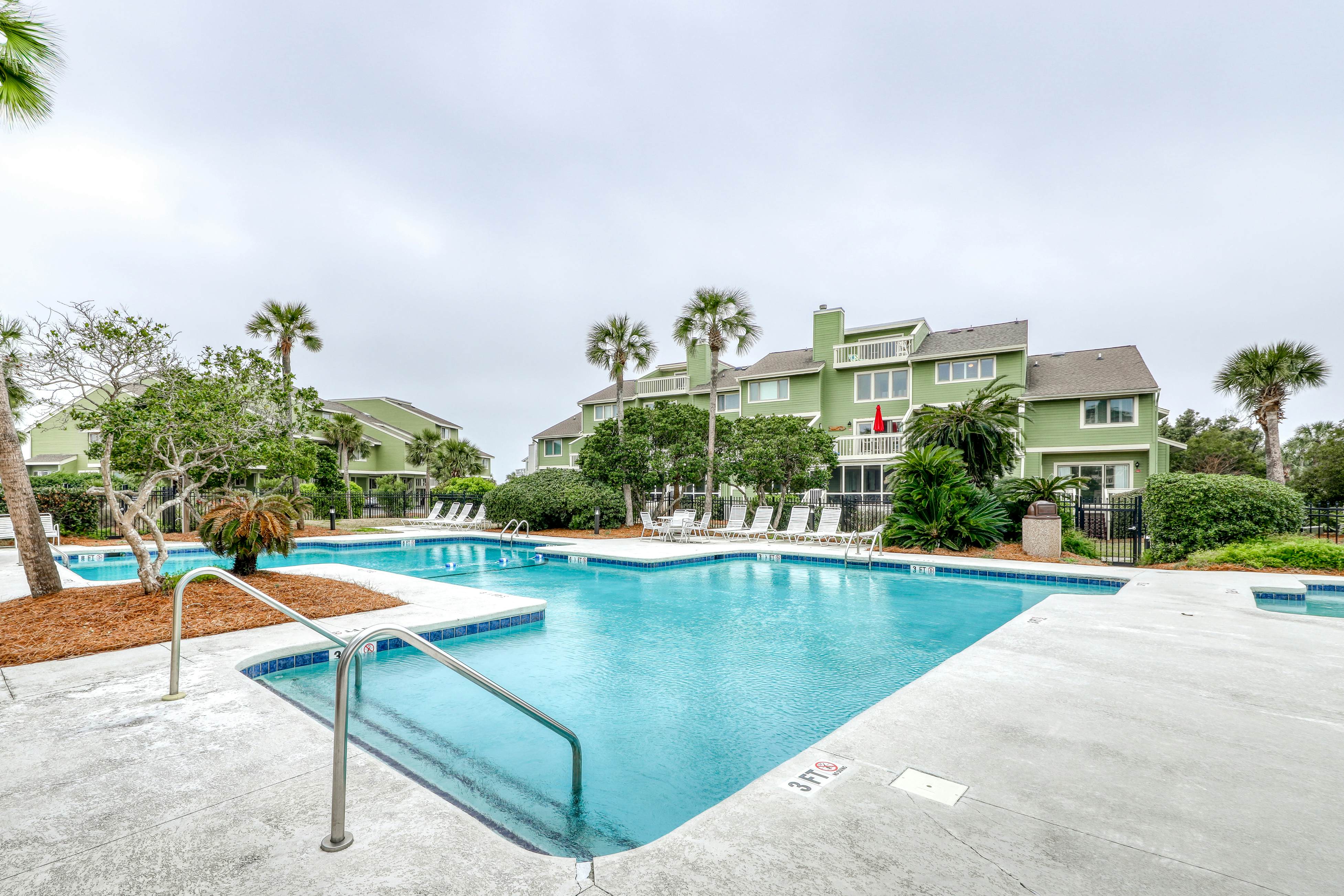 Townhouse-style villa with screened porch & pool access - short walk to beach