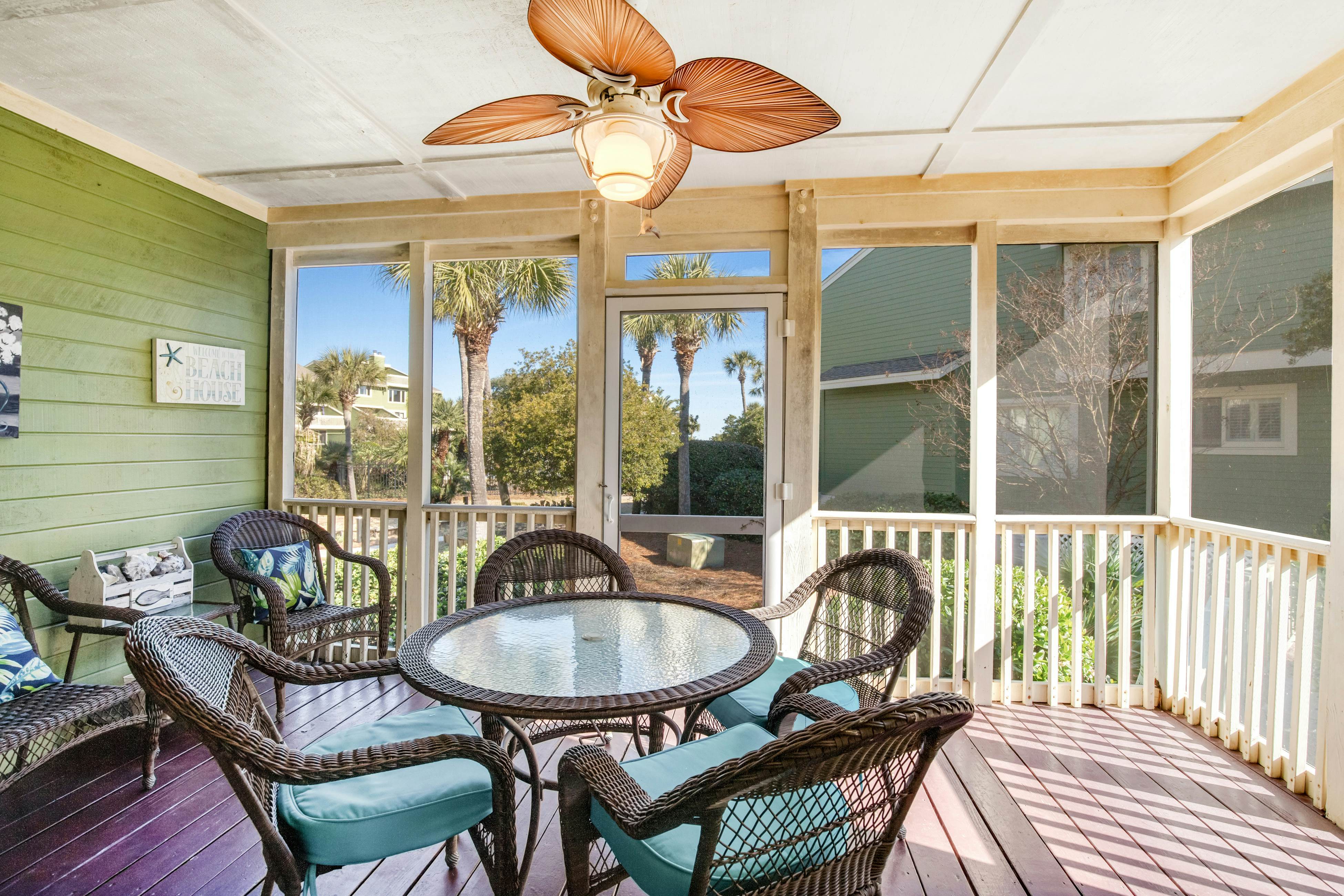 Townhouse-style villa with screened porch & pool access - short walk to beach