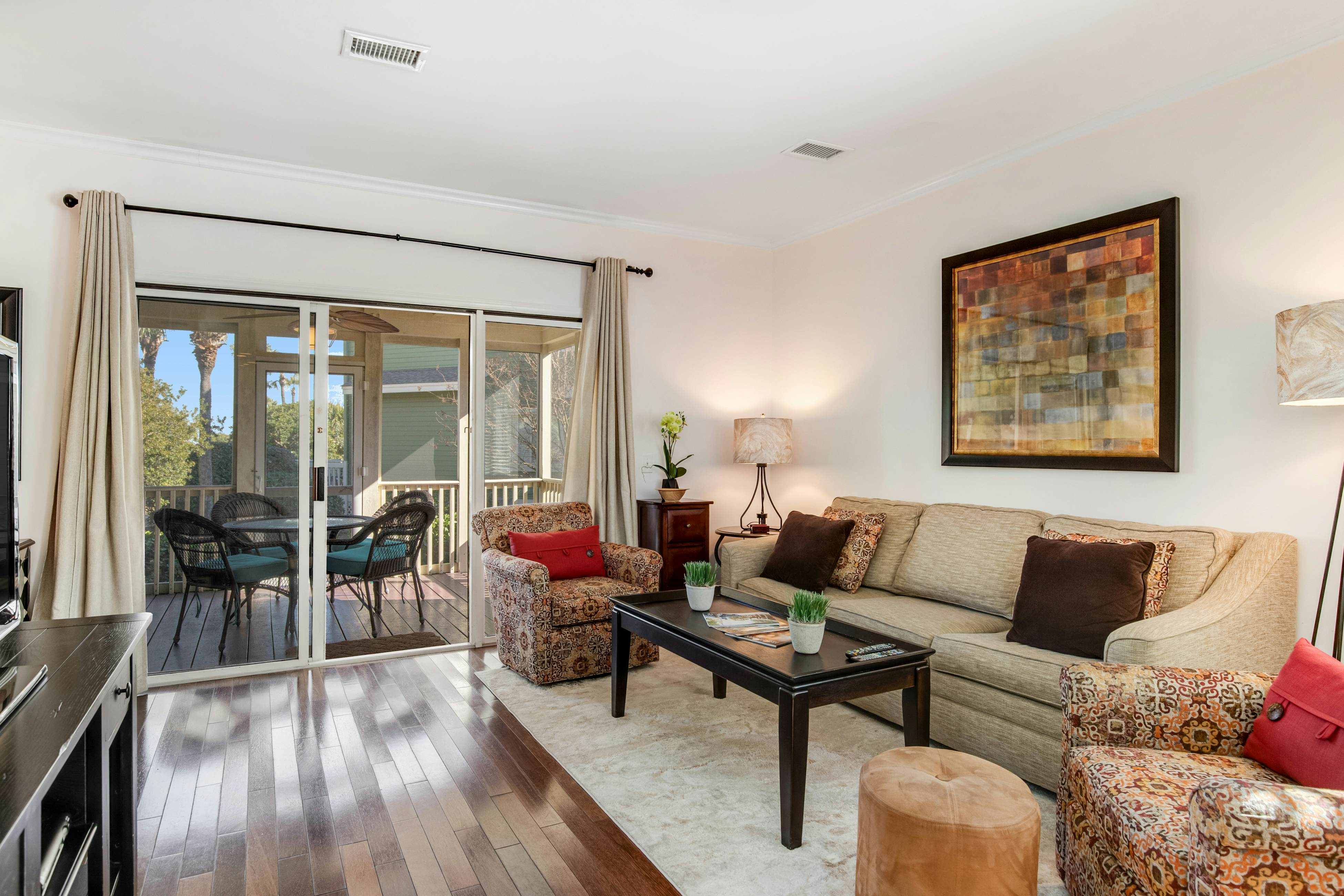 Townhouse-style villa with screened porch & pool access - short walk to beach