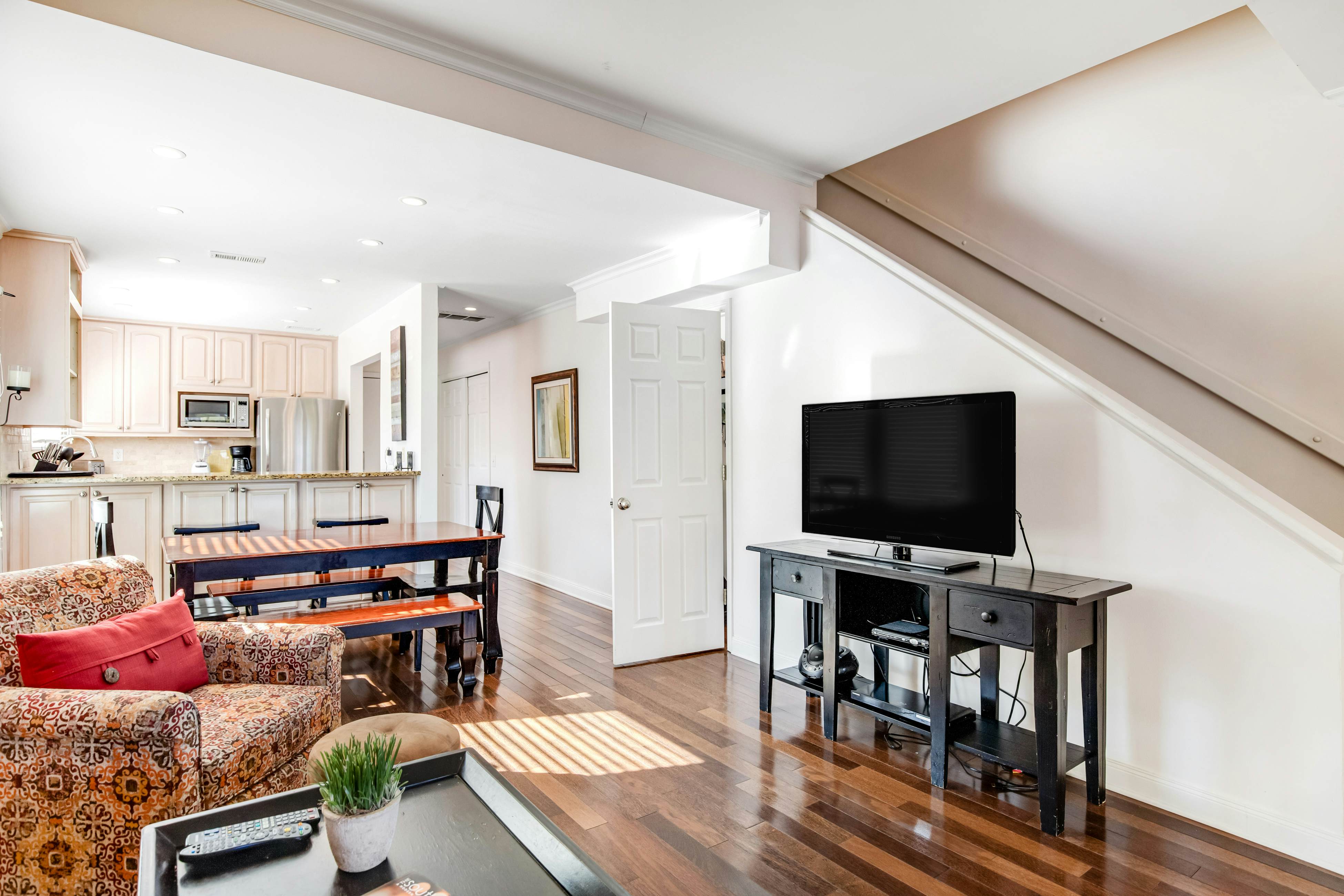 Townhouse-style villa with screened porch & pool access - short walk to beach