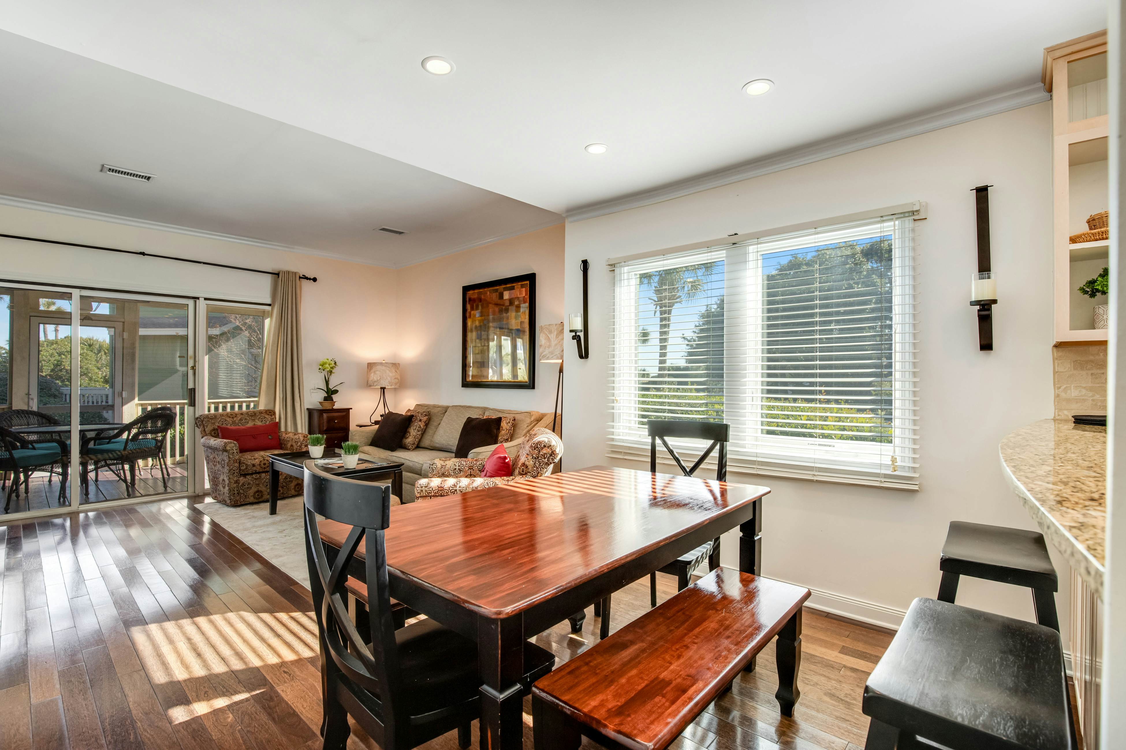 Townhouse-style villa with screened porch & pool access - short walk to beach