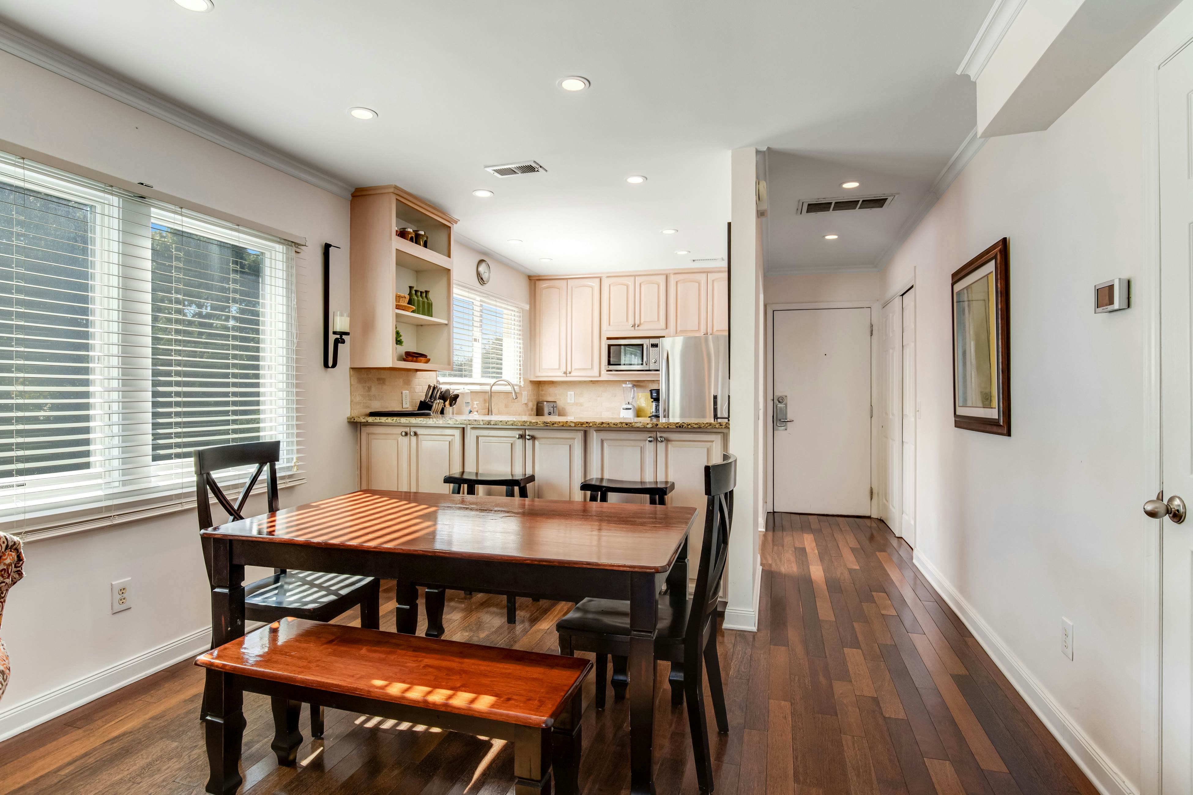 Townhouse-style villa with screened porch & pool access - short walk to beach