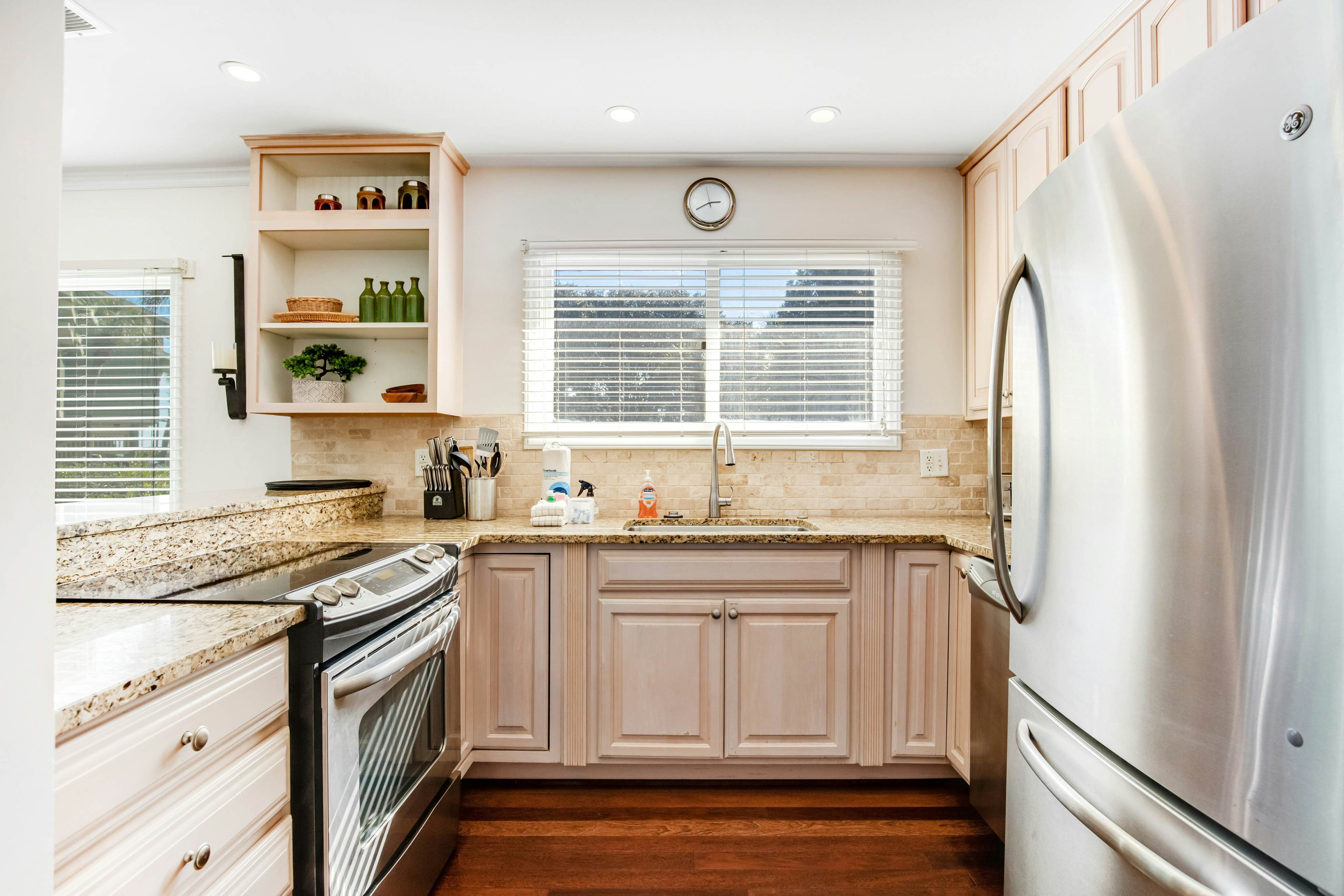 Townhouse-style villa with screened porch & pool access - short walk to beach