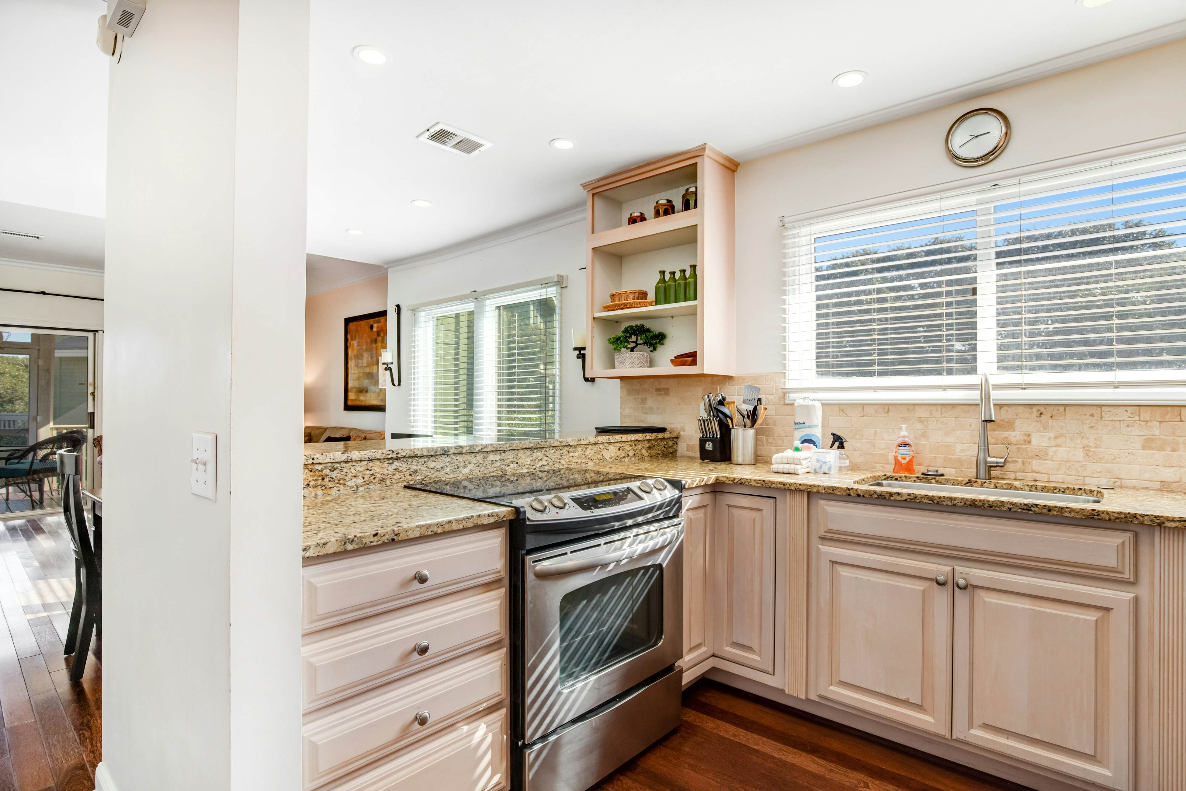 Townhouse-style villa with screened porch & pool access - short walk to beach