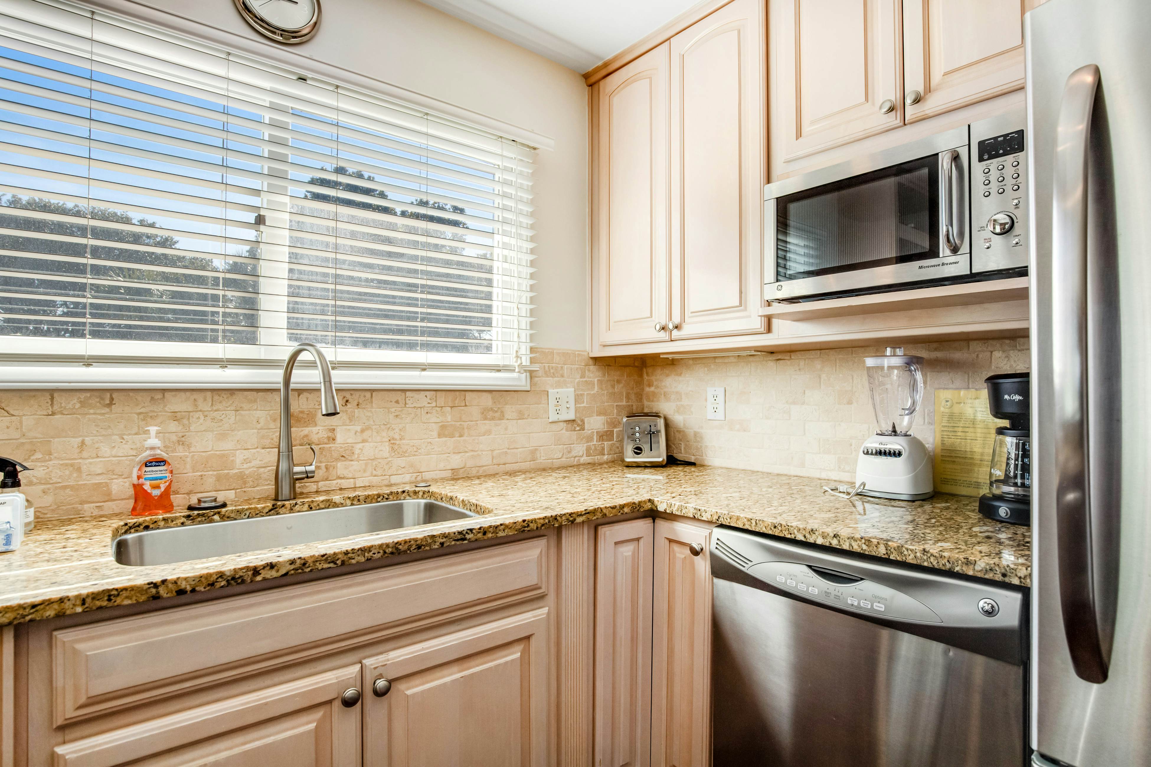 Townhouse-style villa with screened porch & pool access - short walk to beach