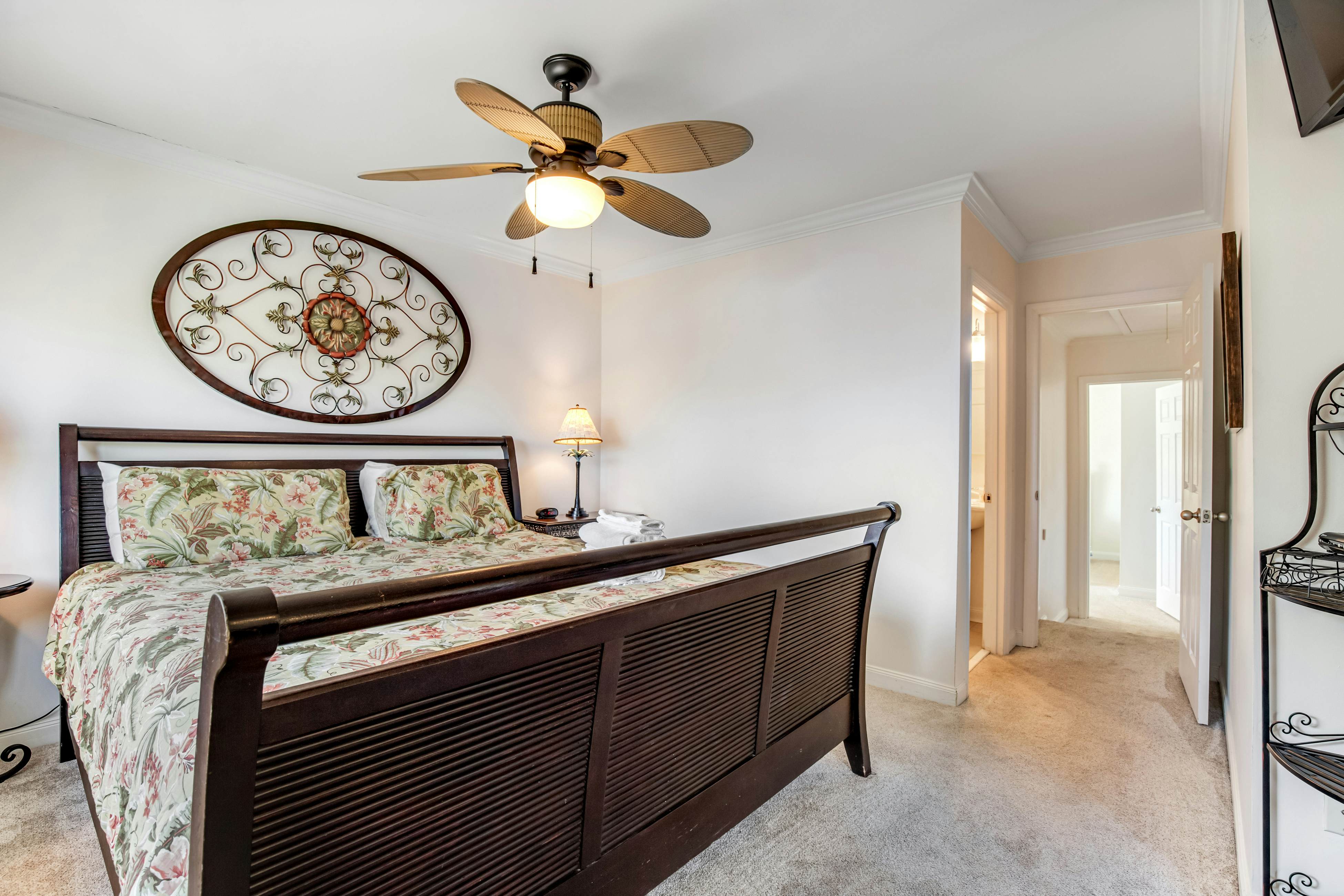 Townhouse-style villa with screened porch & pool access - short walk to beach