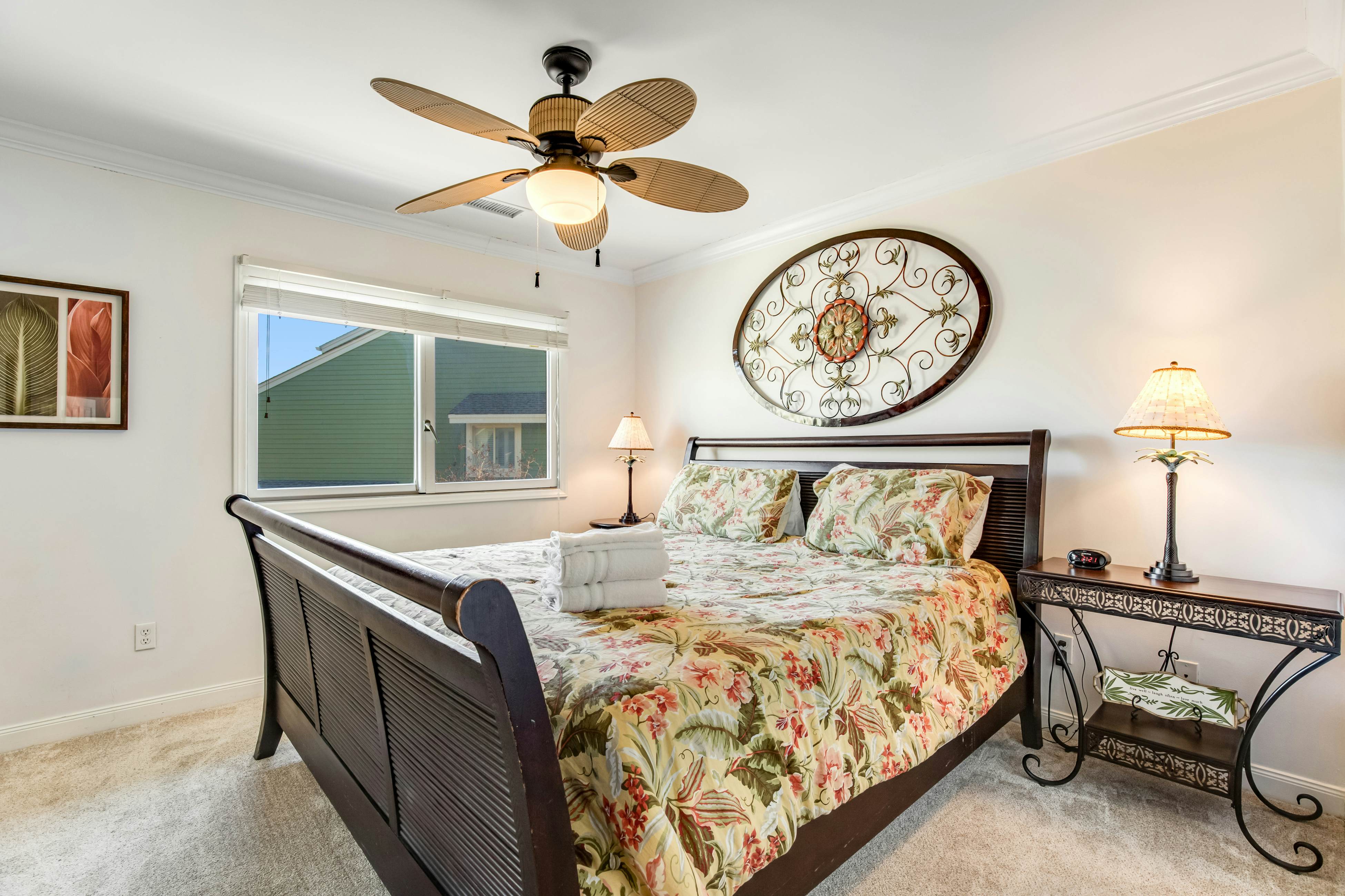 Townhouse-style villa with screened porch & pool access - short walk to beach