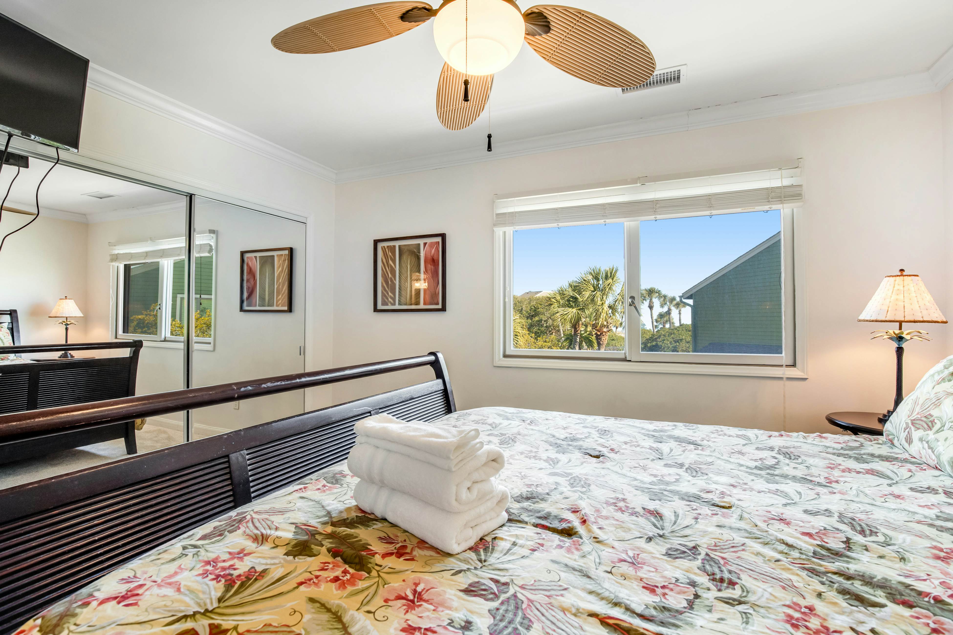 Townhouse-style villa with screened porch & pool access - short walk to beach