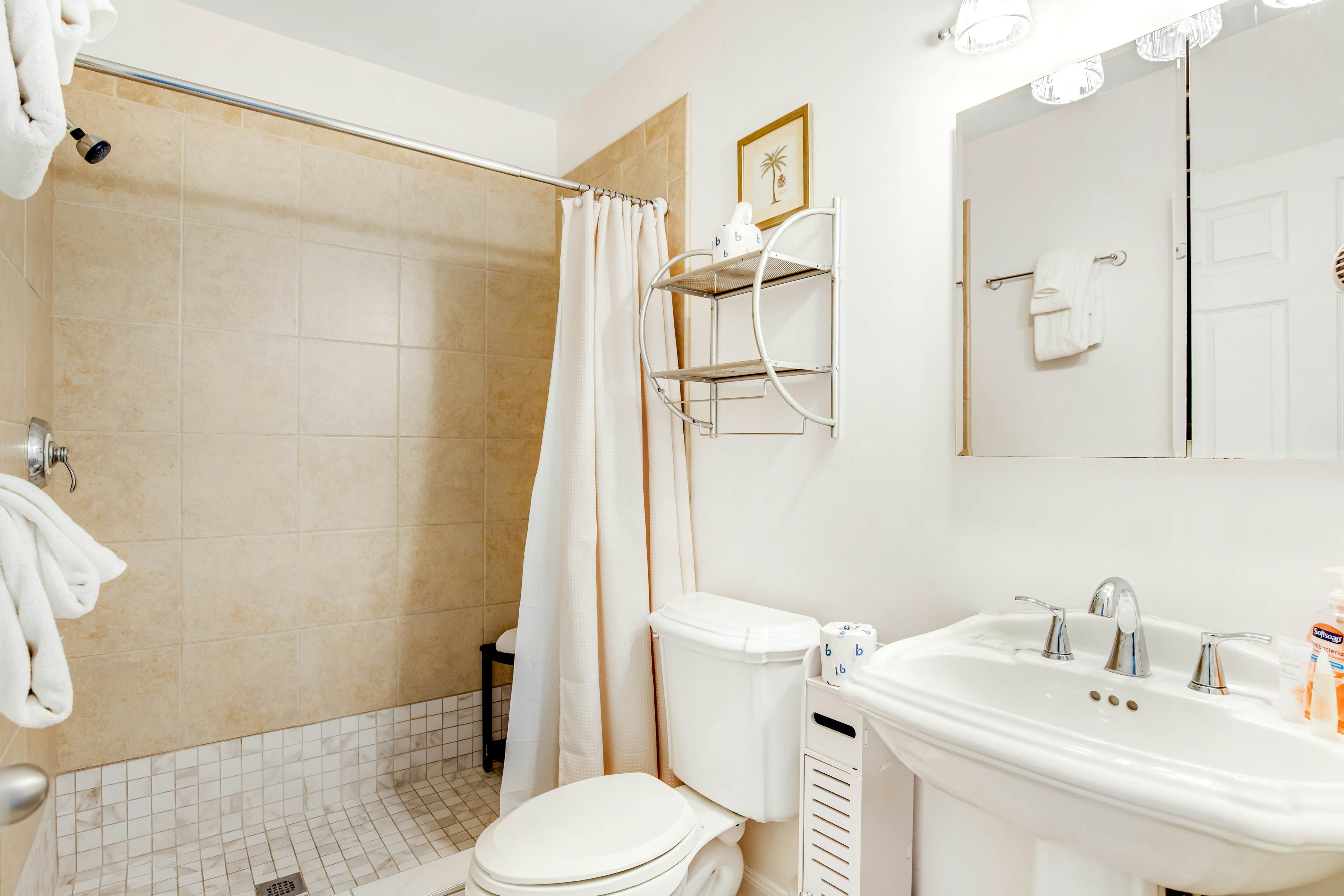 Townhouse-style villa with screened porch & pool access - short walk to beach