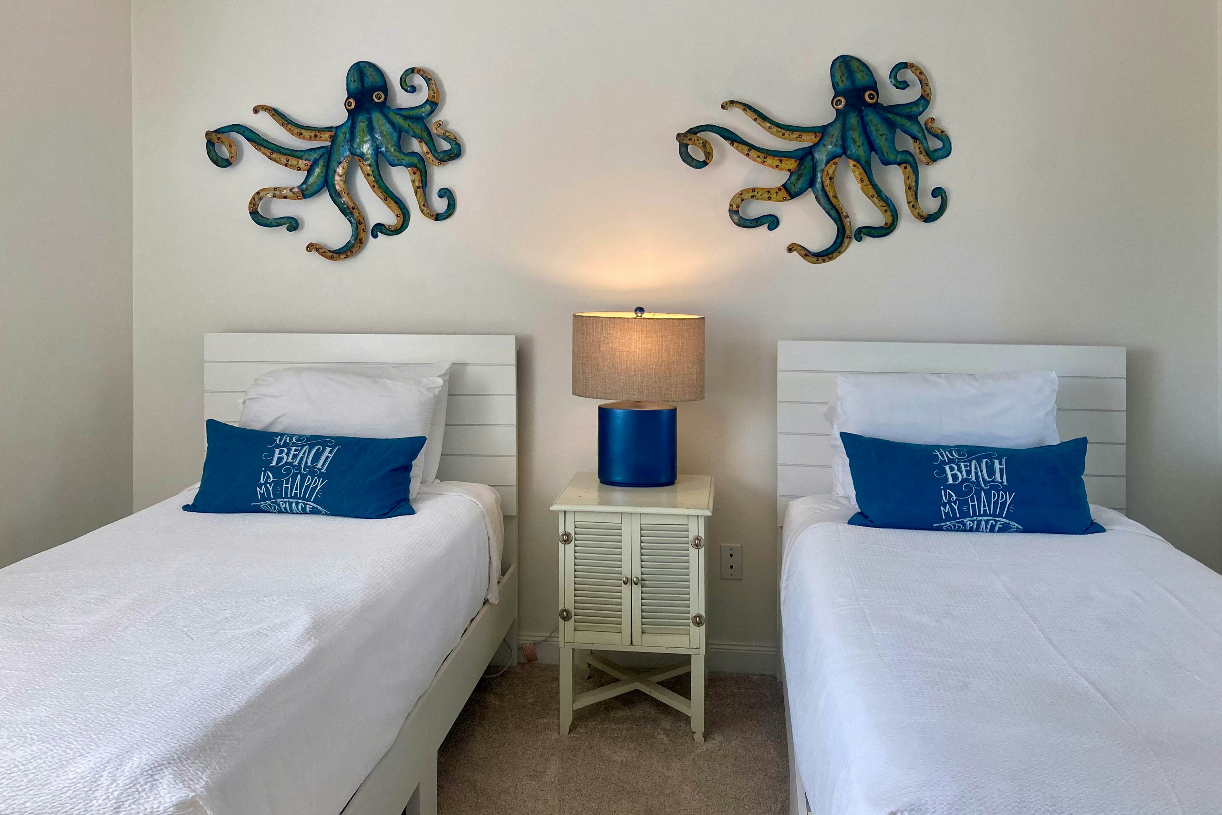 Townhouse-style villa with screened porch & pool access - short walk to beach