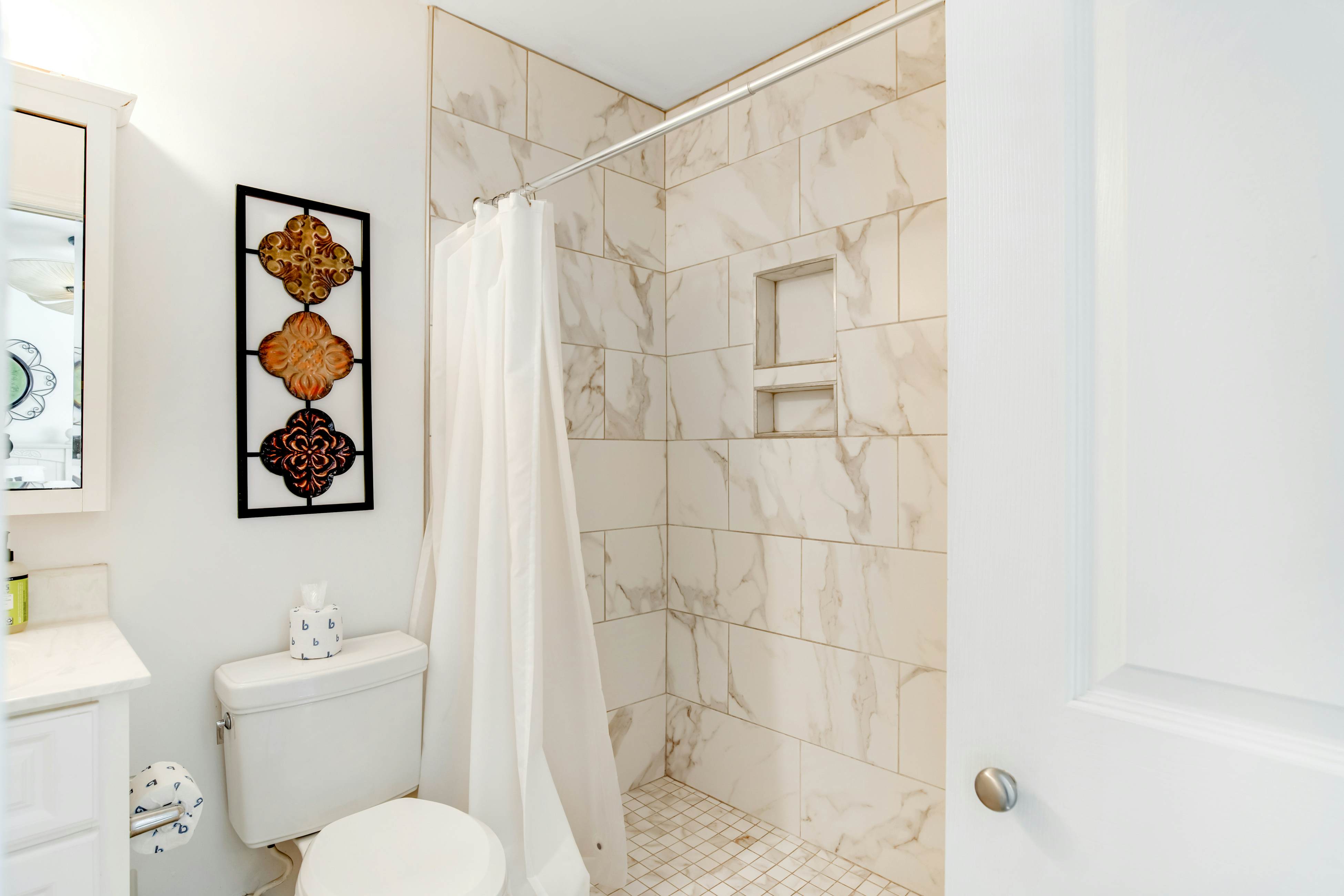 Townhouse-style villa with screened porch & pool access - short walk to beach