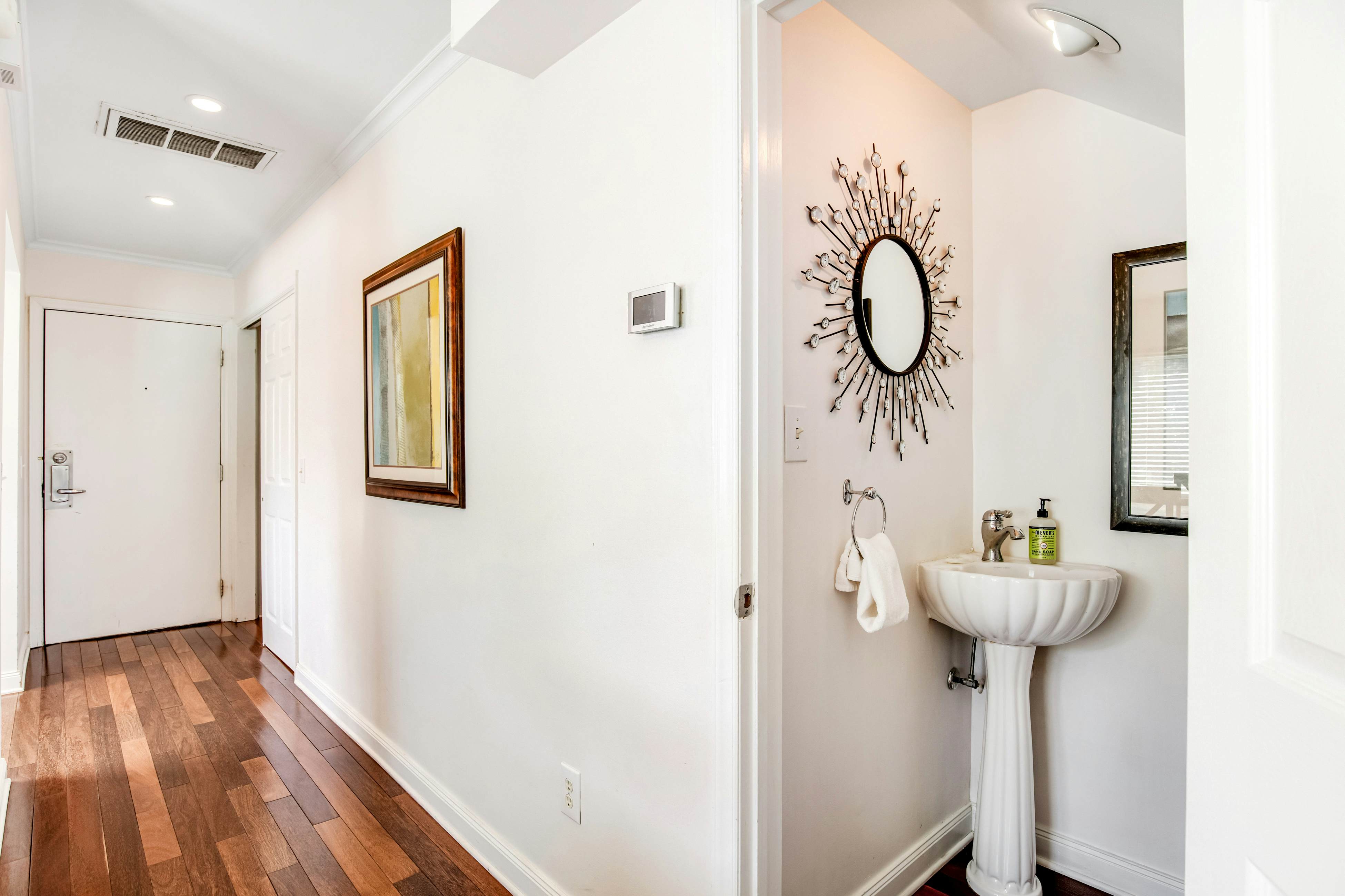 Townhouse-style villa with screened porch & pool access - short walk to beach