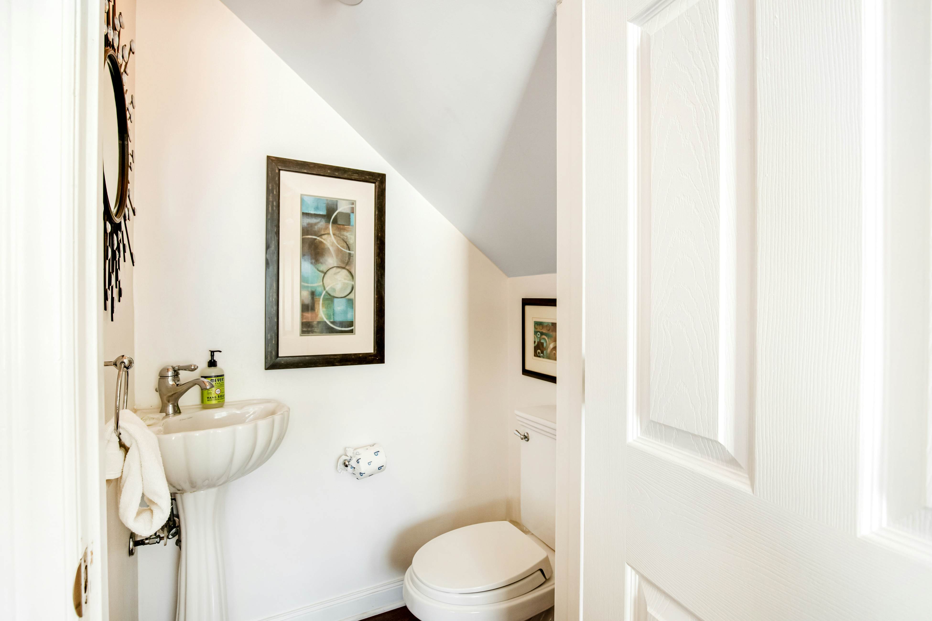 Townhouse-style villa with screened porch & pool access - short walk to beach