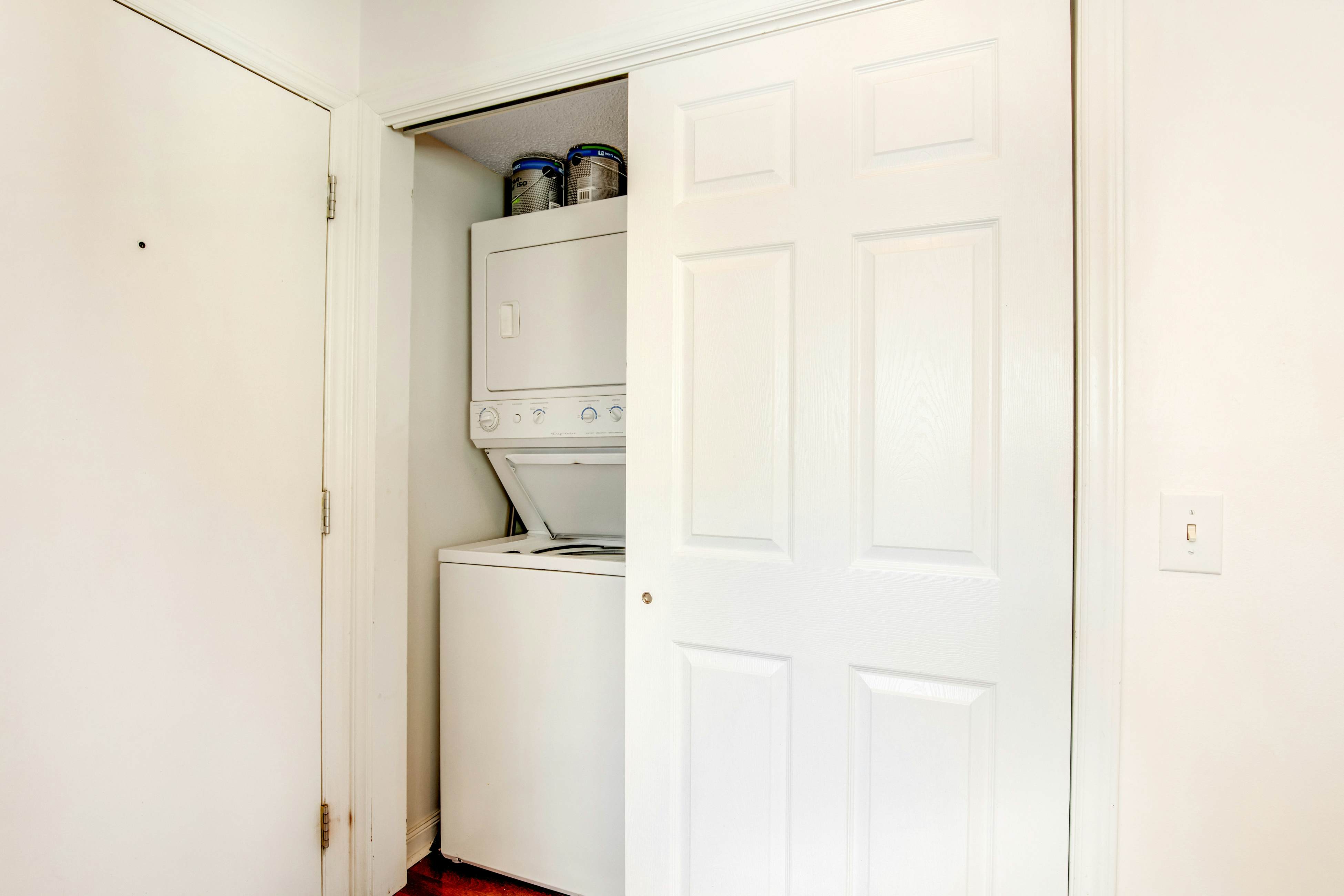 Townhouse-style villa with screened porch & pool access - short walk to beach