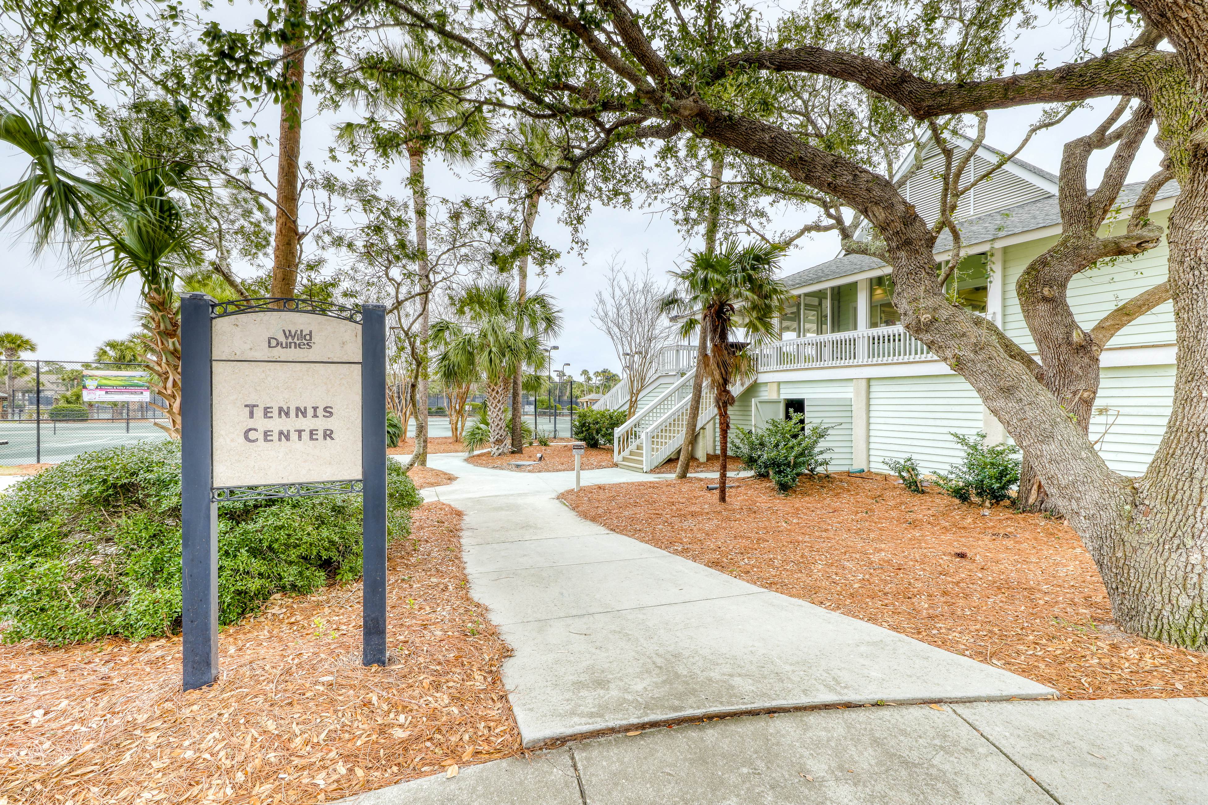 Townhouse-style villa with screened porch & pool access - short walk to beach