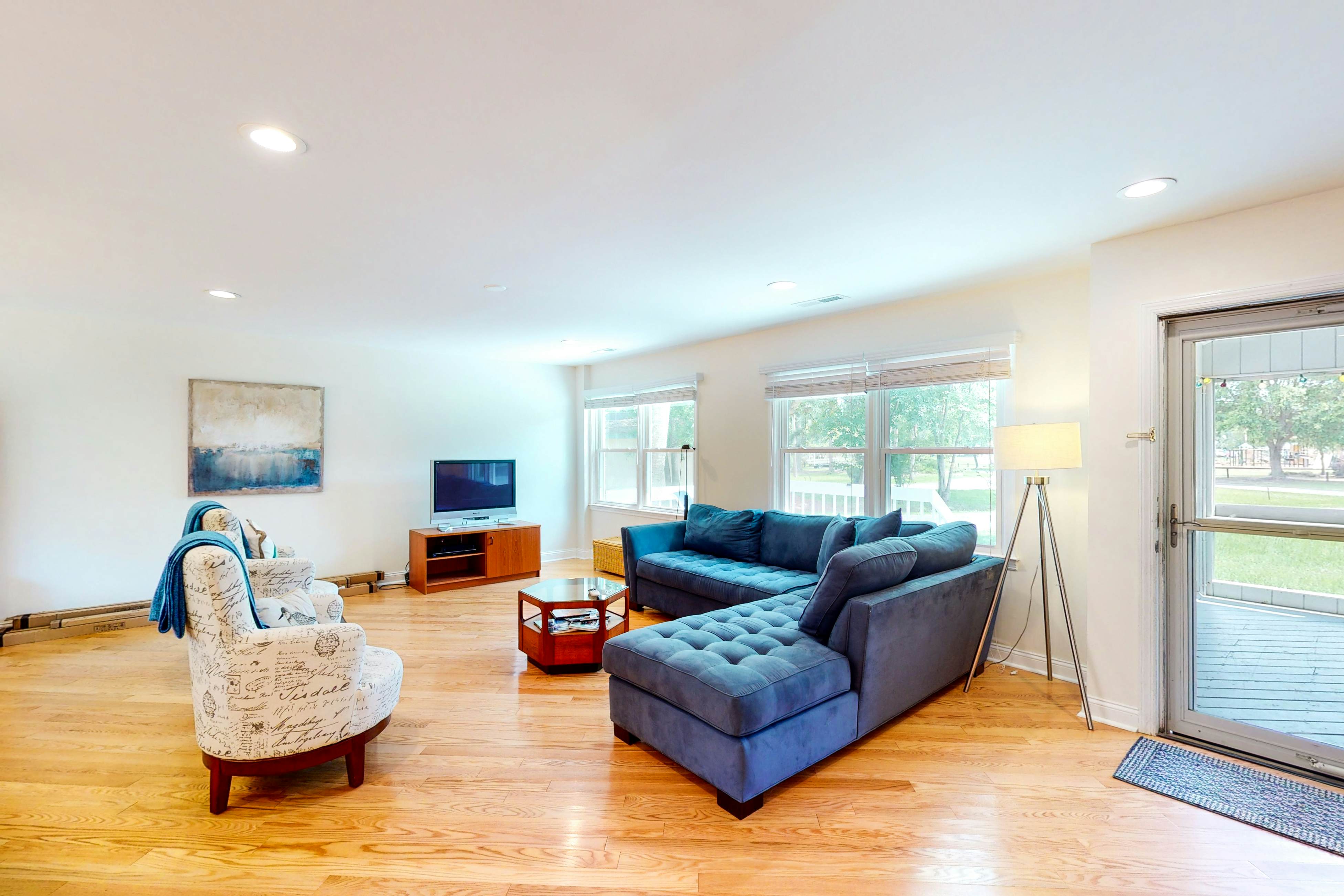 Comfortable dog-friendly home next door to rec center - blocks from beach access