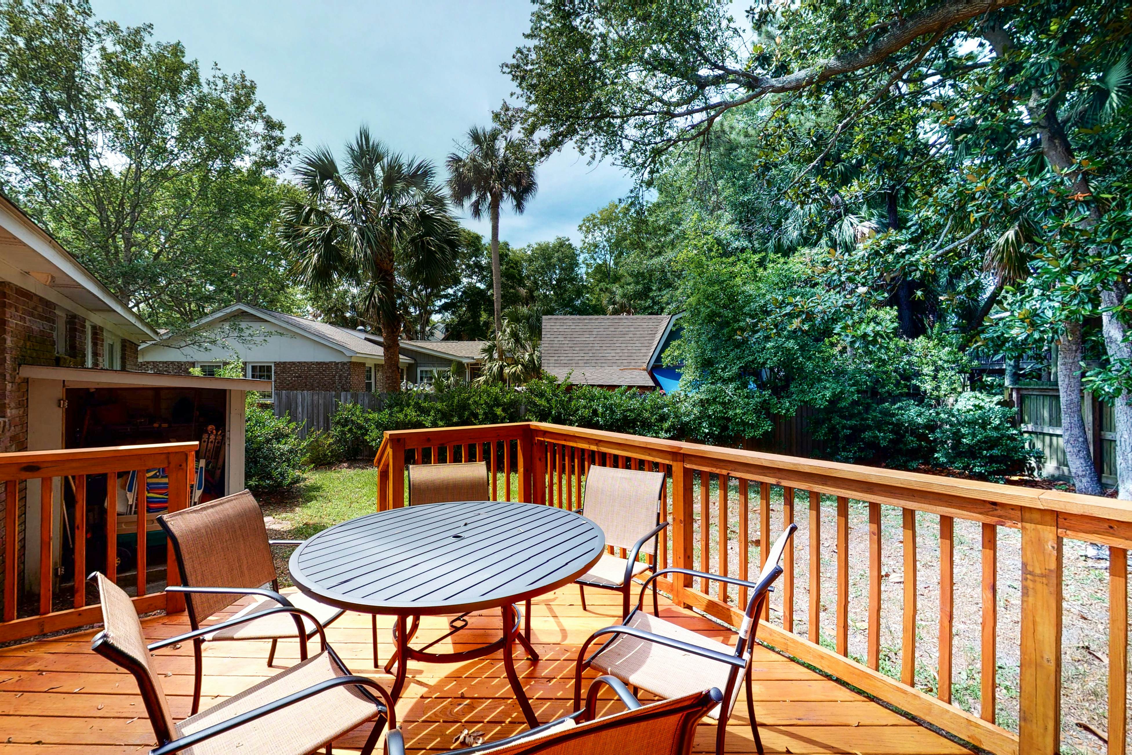 Comfortable dog-friendly home next door to rec center - blocks from beach access