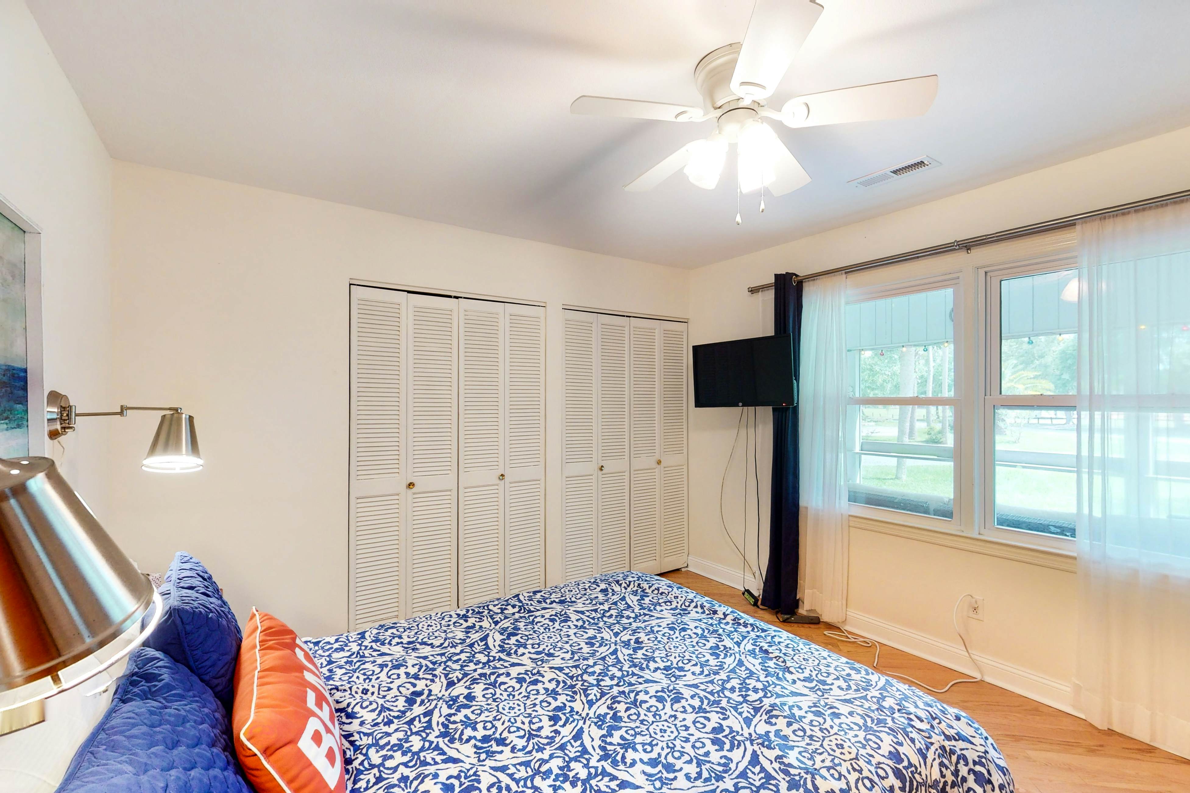 Comfortable dog-friendly home next door to rec center - blocks from beach access