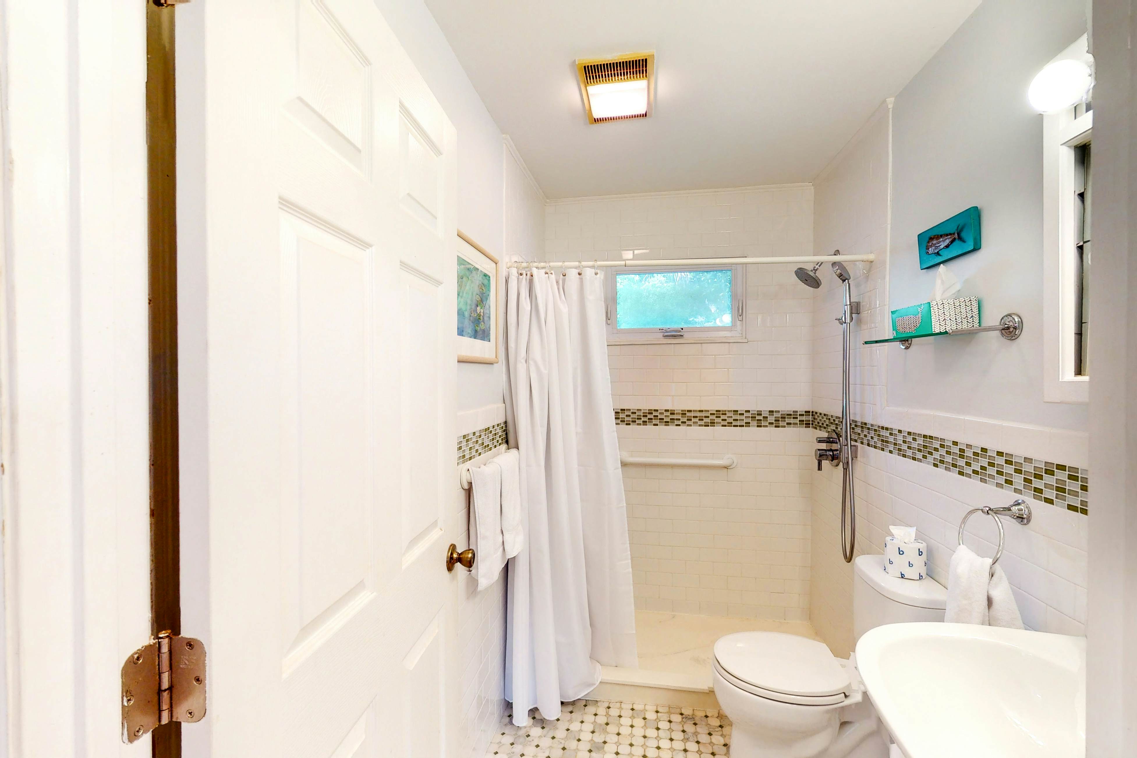 Comfortable dog-friendly home next door to rec center - blocks from beach access