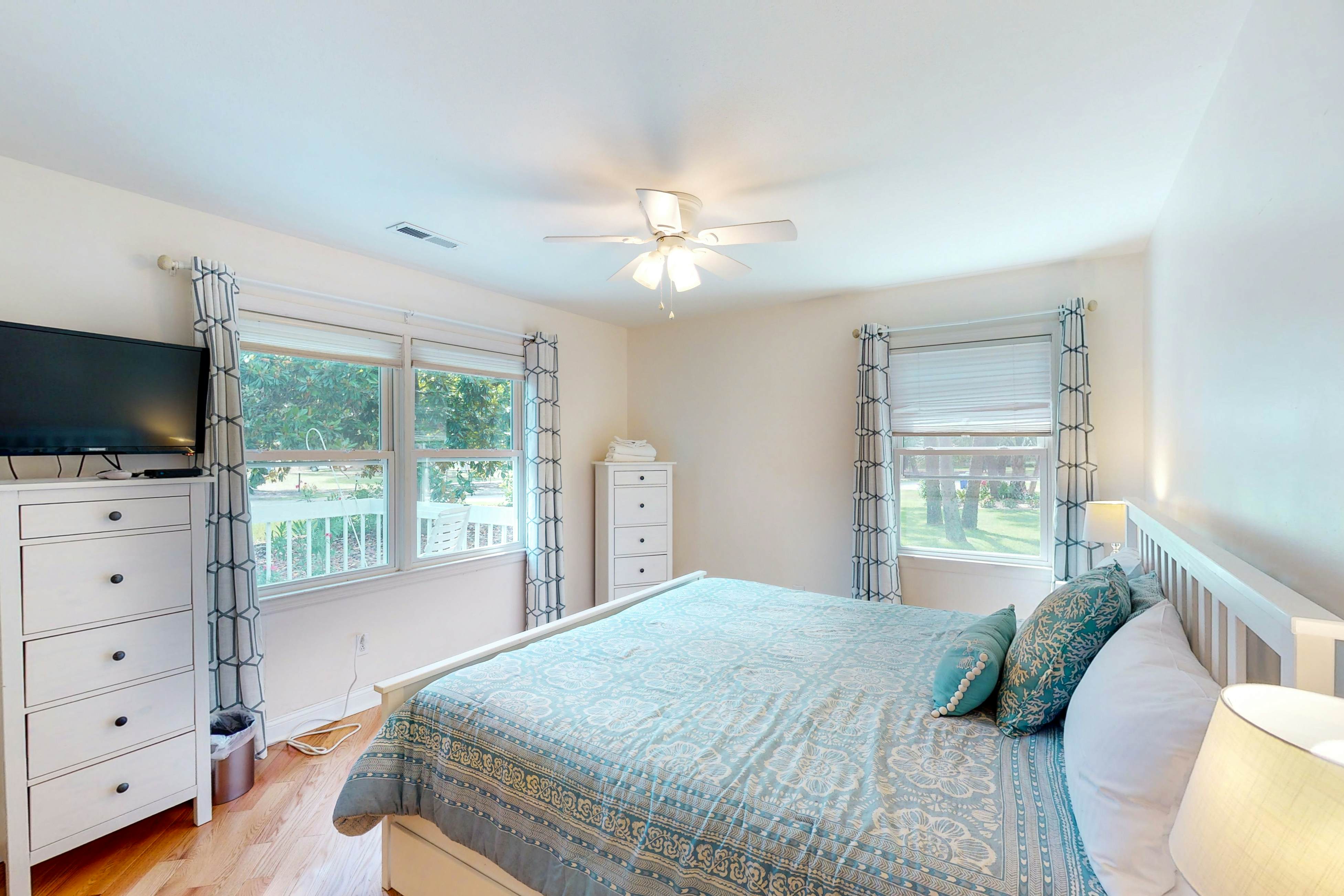 Comfortable dog-friendly home next door to rec center - blocks from beach access