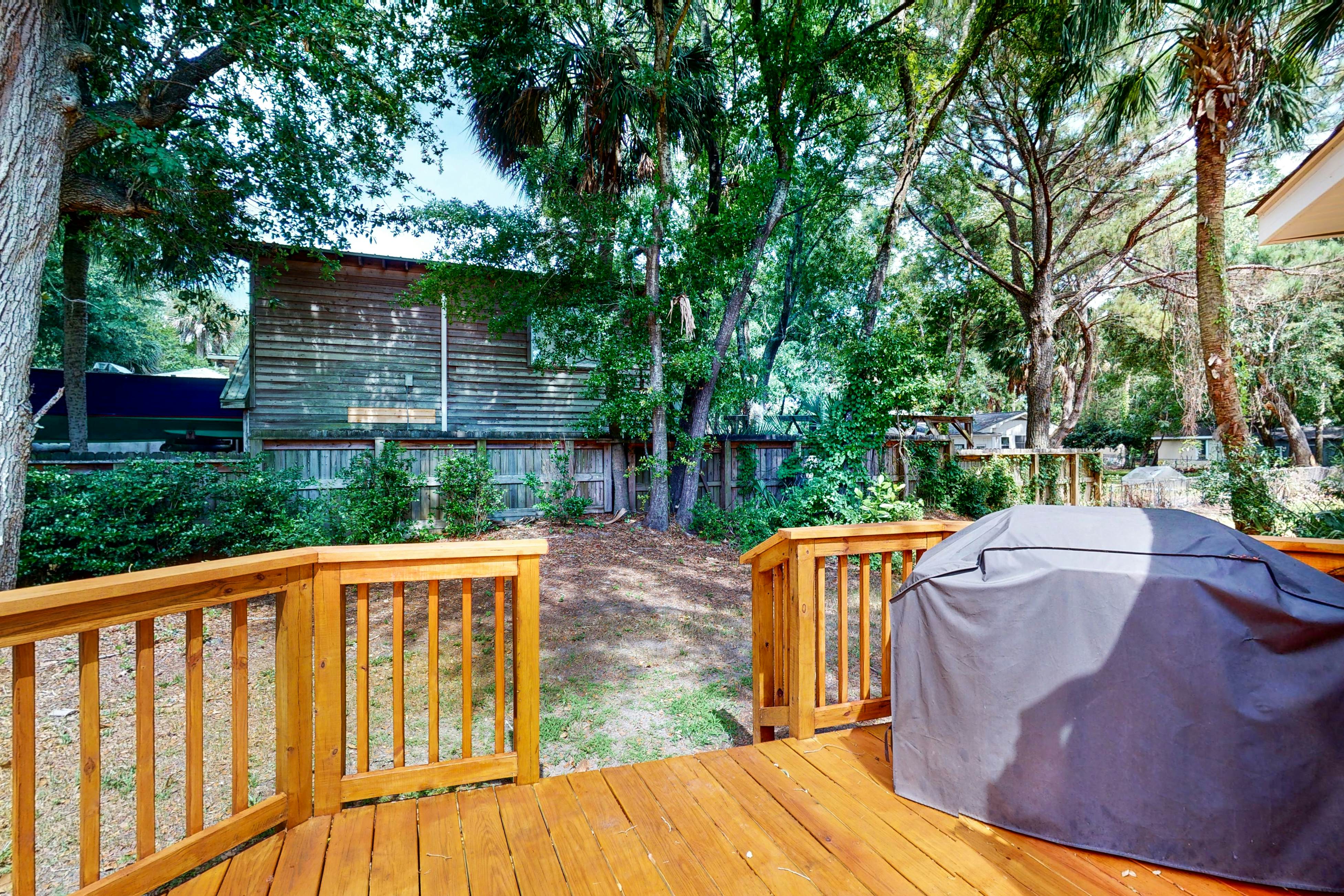 Comfortable dog-friendly home next door to rec center - blocks from beach access