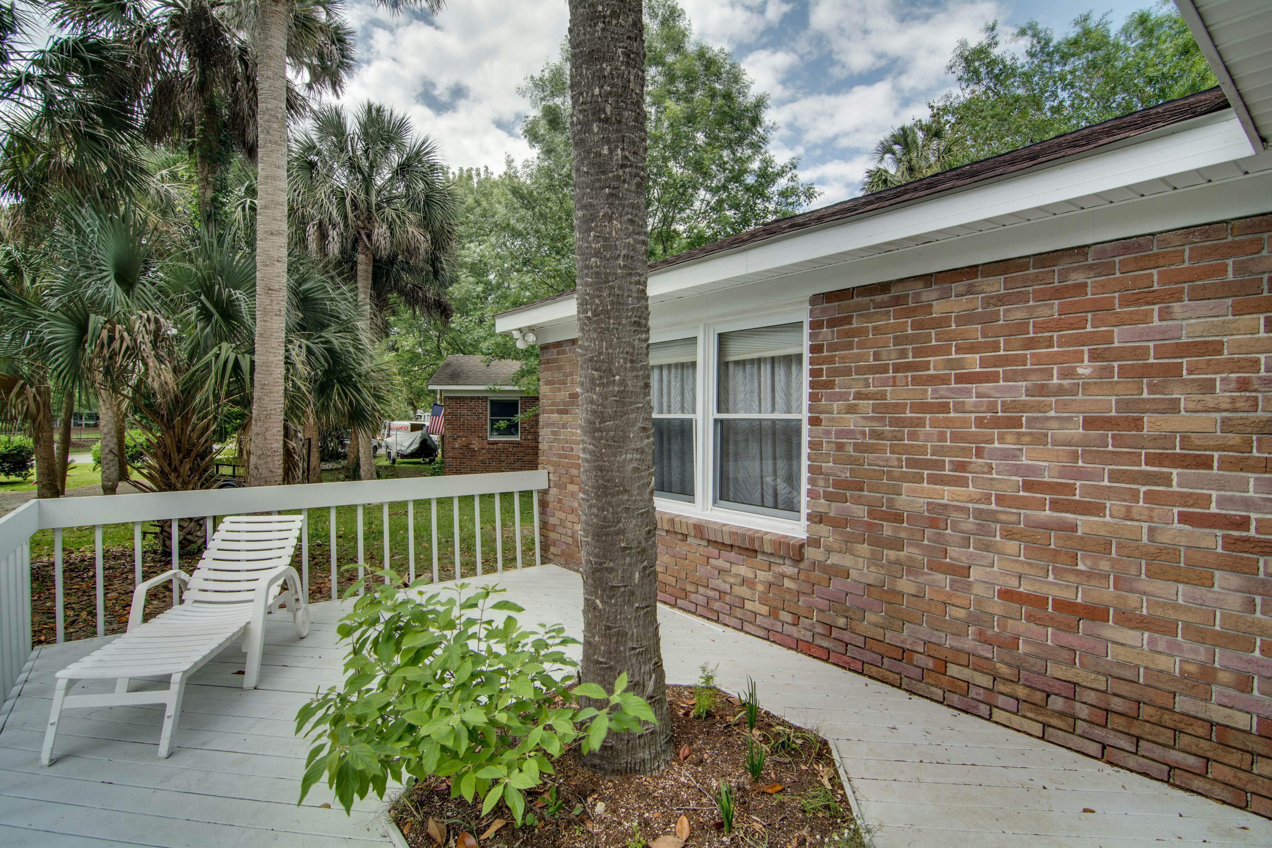 Comfortable dog-friendly home next door to rec center - blocks from beach access