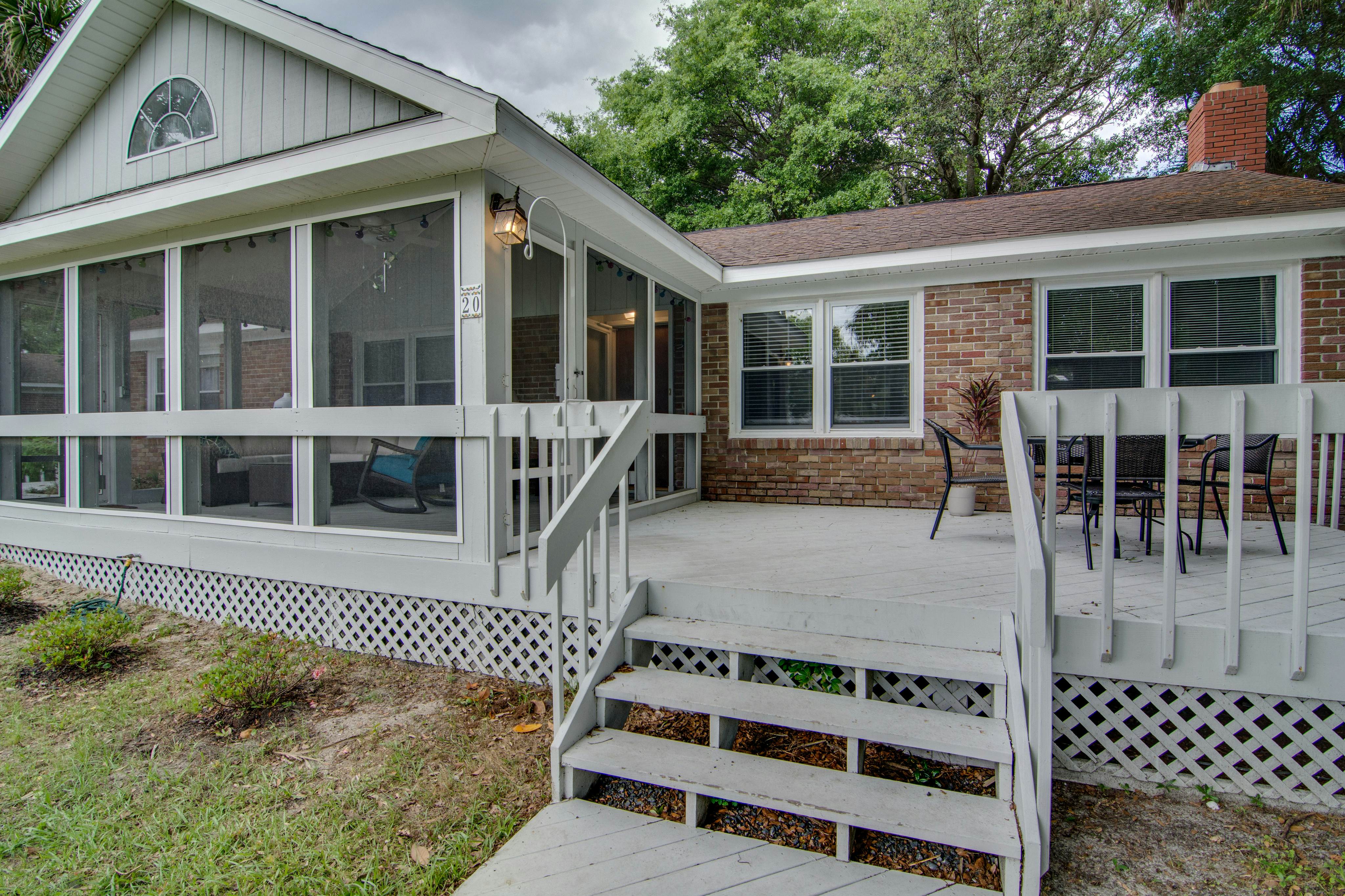 Comfortable dog-friendly home next door to rec center - blocks from beach access