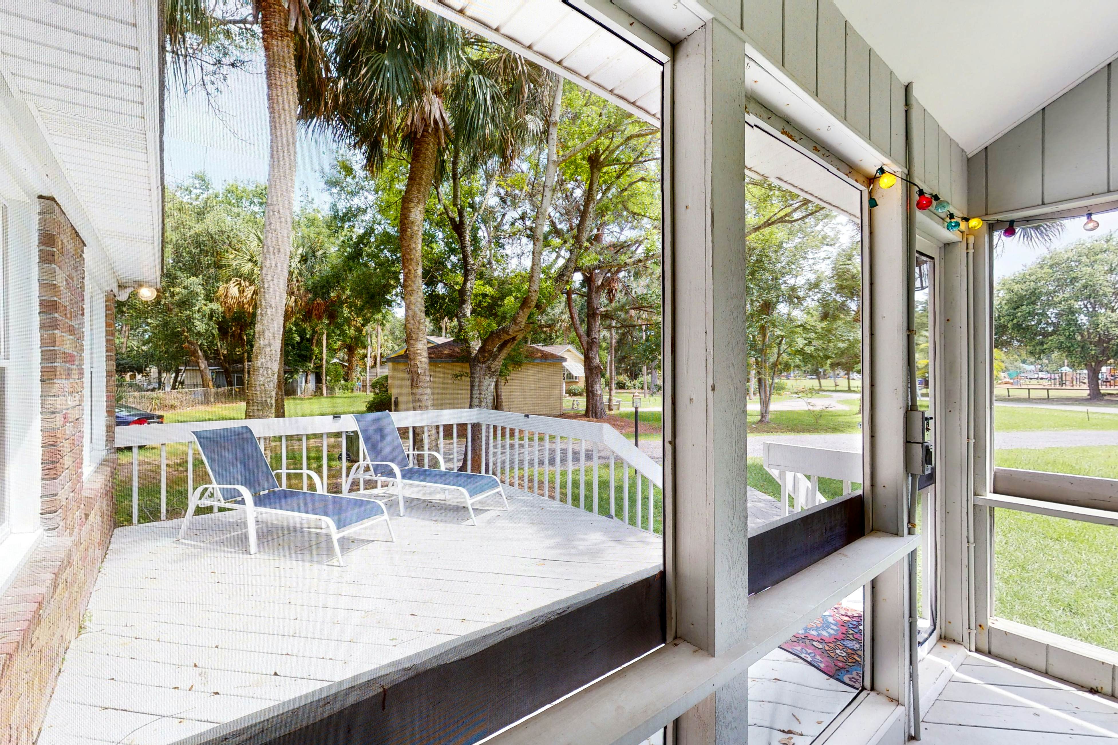 Comfortable dog-friendly home next door to rec center - blocks from beach access