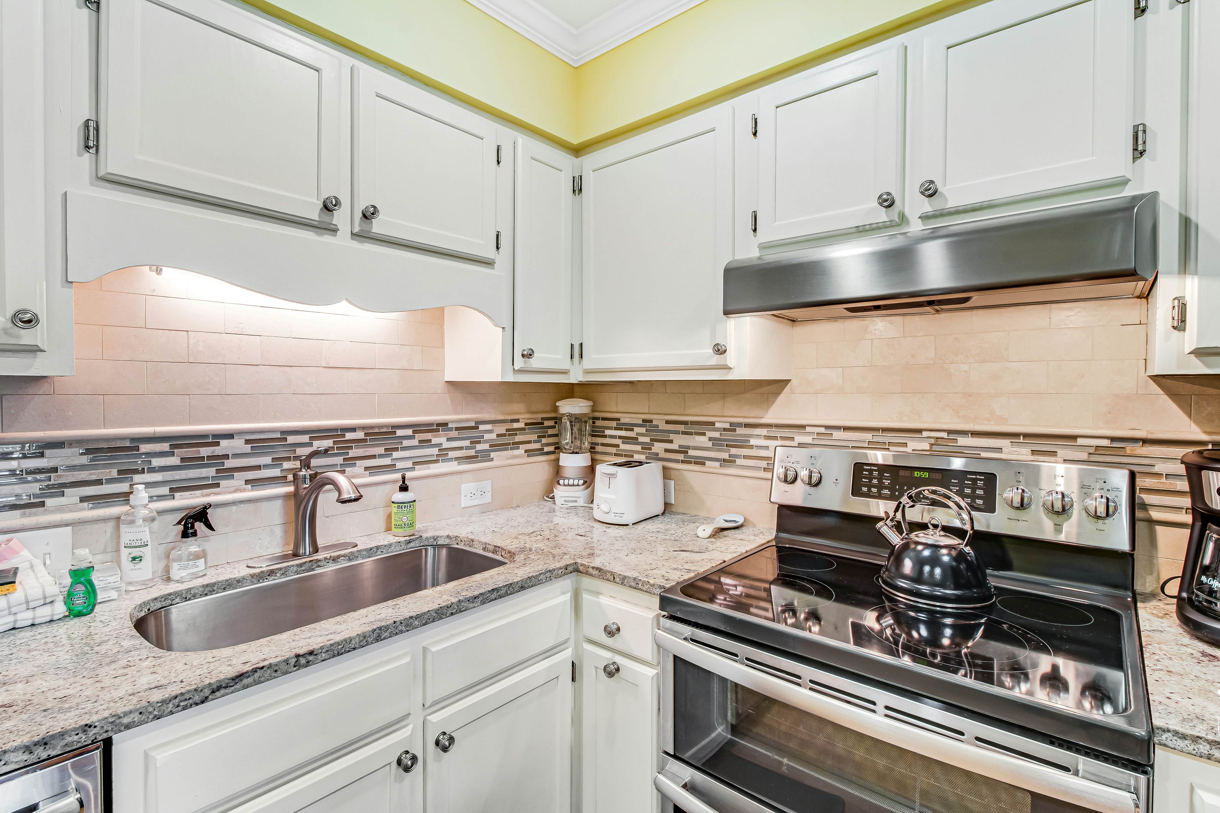 Well-appointed villa w/ community pool, ocean view, free WiFi