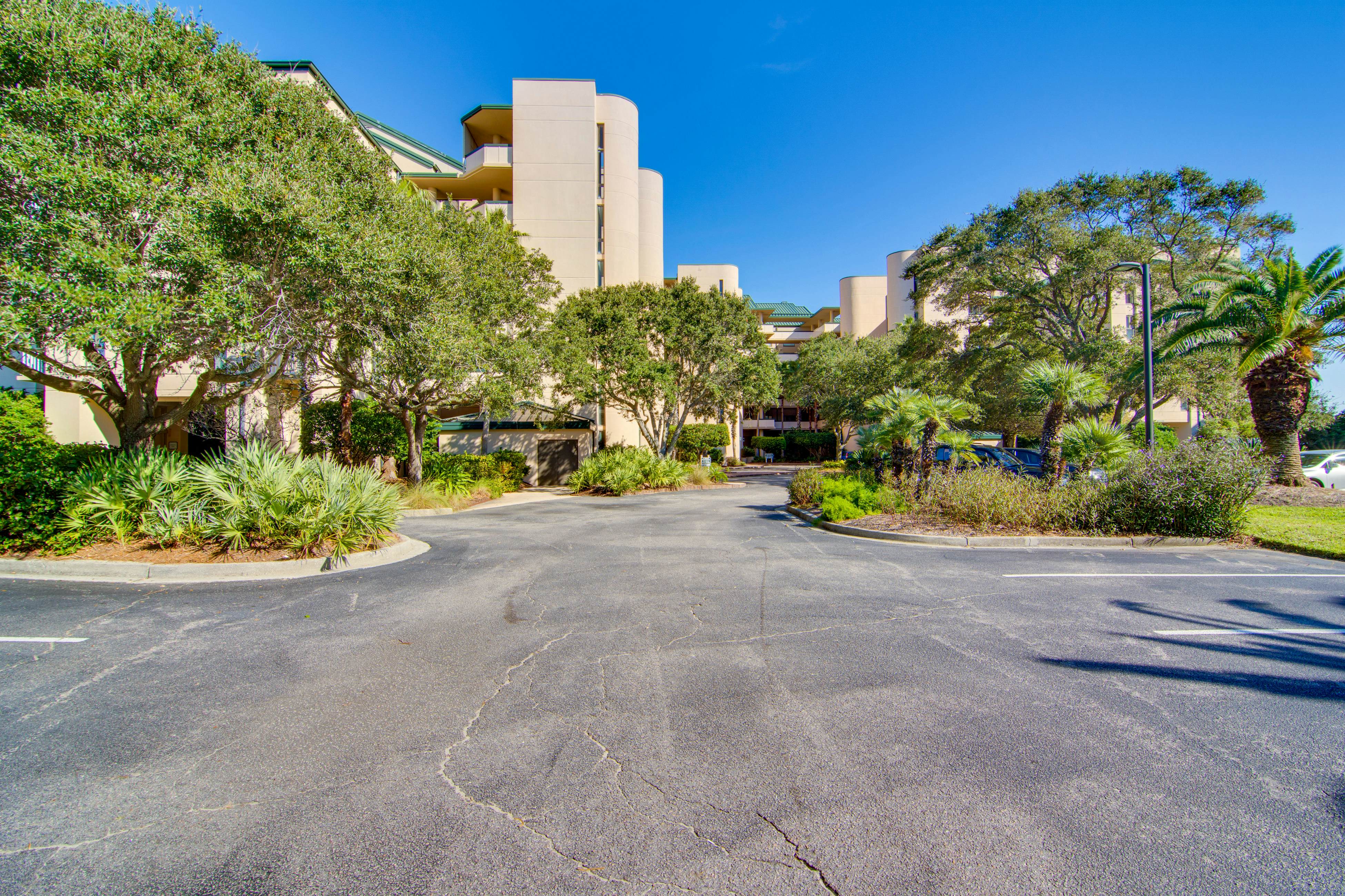 2nd floor oceanfront corner condo with pool, hot tub & basketball