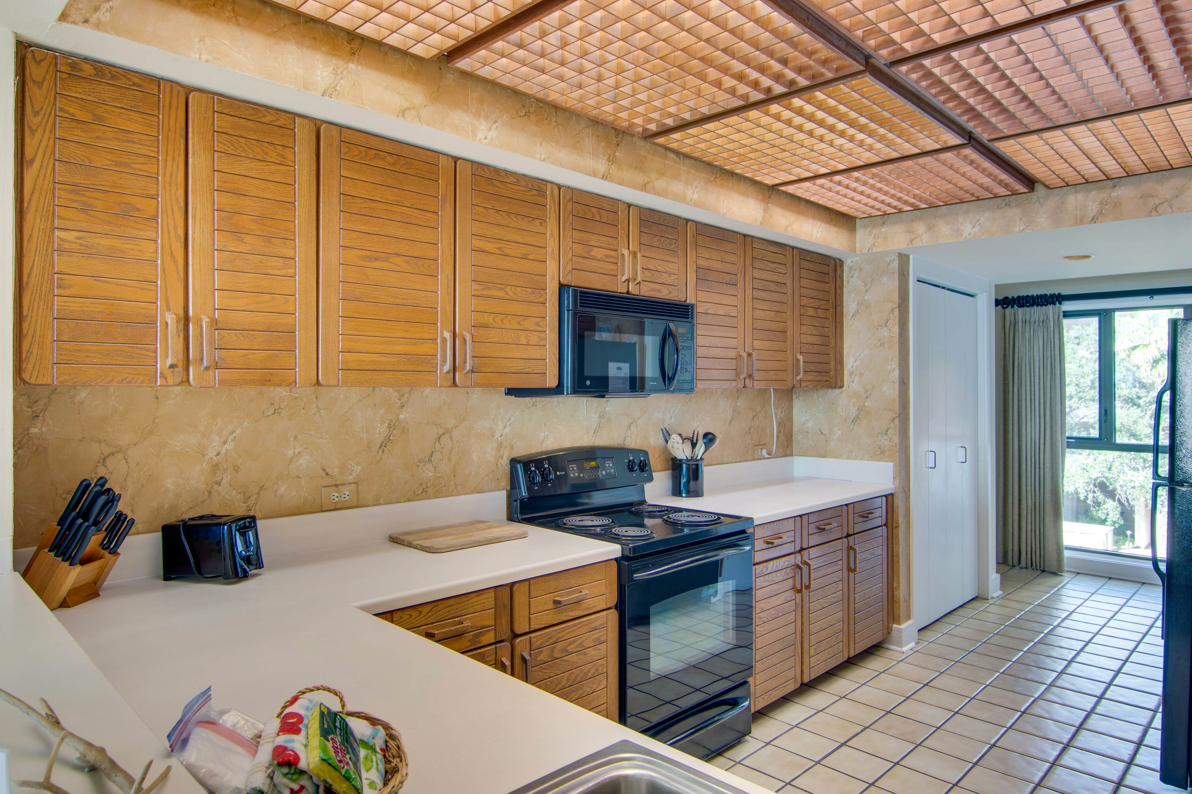 2nd floor oceanfront corner condo with pool, hot tub & basketball