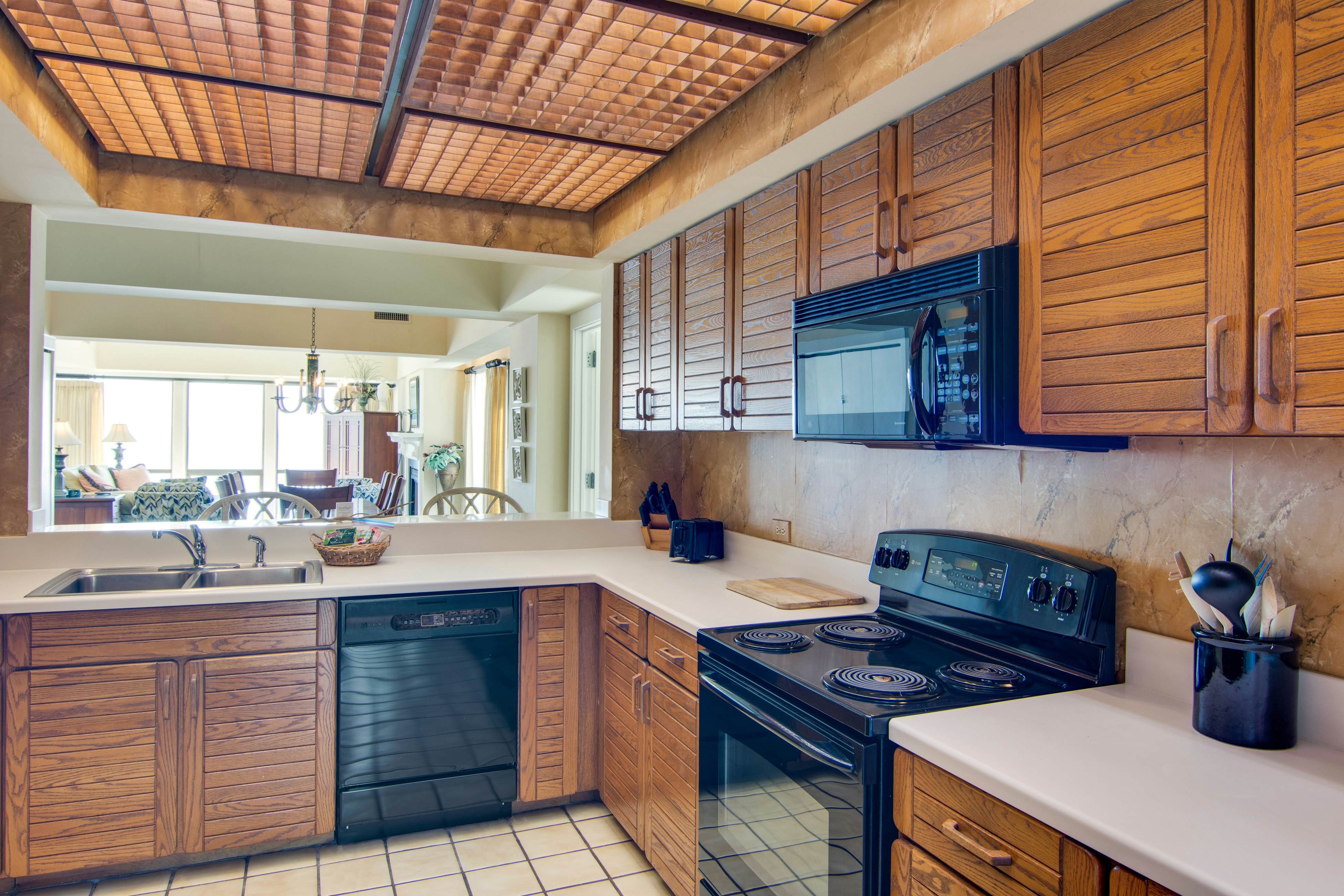 2nd floor oceanfront corner condo with pool, hot tub & basketball